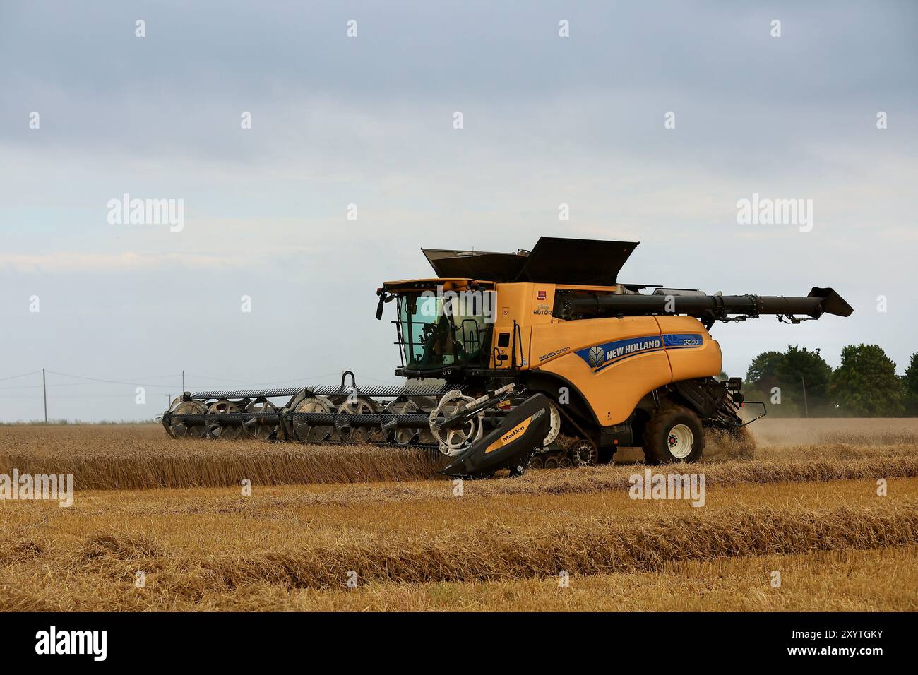 Stroud, Regno Unito, agosto 2024. Ora del raccolto estivo per gli agricoltori del Gloucestershire. Mietitrebbia New Holland pronta per un'altra giornata impegnativa nei campi. Foto Stock