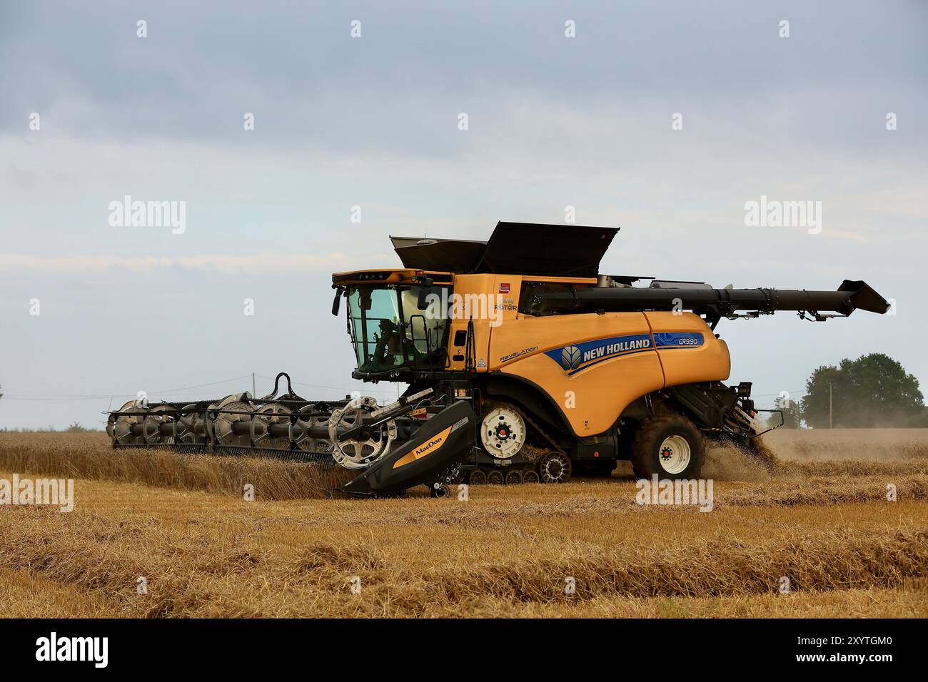 Stroud, Regno Unito, agosto 2024. Ora del raccolto estivo per gli agricoltori del Gloucestershire. Mietitrebbia New Holland pronta per un'altra giornata impegnativa nei campi. Foto Stock