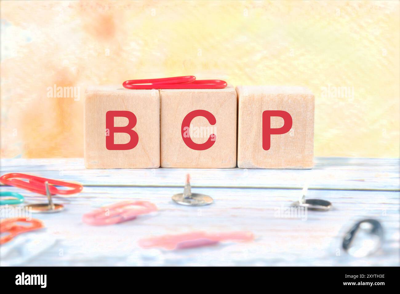 Piano di continuità aziendale BCP. BCP assemblato da cubi su sfondo giallo Foto Stock