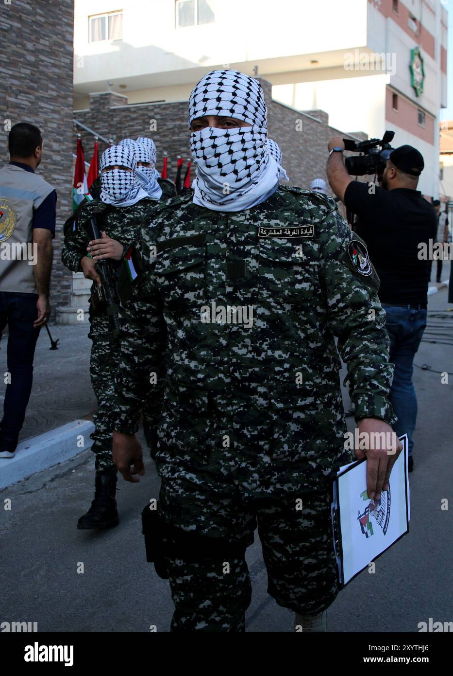 Gaza, Striscia di Gaza, Palestina. 14 ottobre 2022. Una conferenza stampa è tenuta da membri delle fazioni militari palestinesi presso la sede del Consiglio legislativo di Gaza. La conferenza si è svolta in mezzo a tensioni crescenti tra palestinesi e forze israeliane a Gerusalemme Est, a seguito di un raid israeliano in un vicino campo profughi palestinese Foto Stock