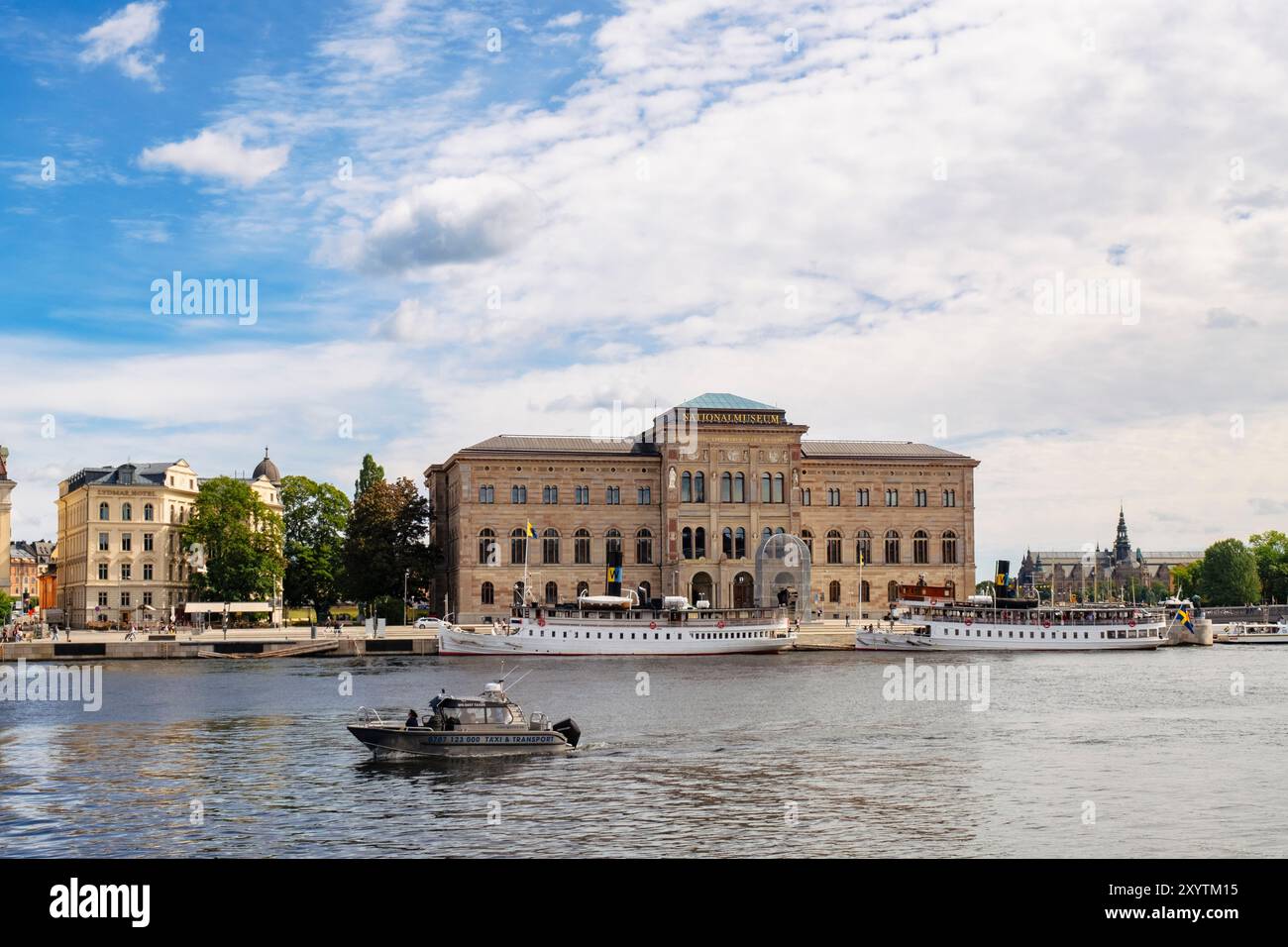 Barche turistiche ormeggiate sul lungomare presso il Museo Nazionale di Stoccolma, Svezia, Scandinavia, Europa Foto Stock