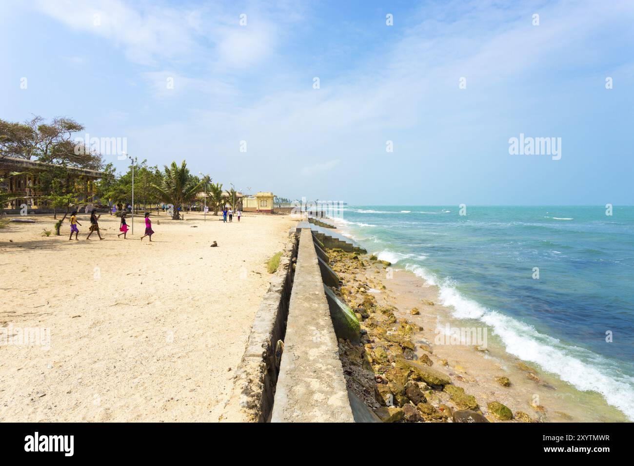 Keerimalai, Sri Lanka, 5 febbraio 2015: Turisti che camminano sulla spiaggia in vista dell'oceano adiacente alle sorgenti termali Keerimalai in una giornata di sole sul n Foto Stock