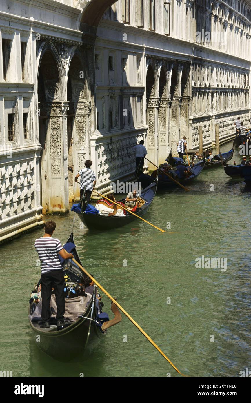 Venezia, Italia, 21 agosto 2012: Ponte dei Sospiri e turisti in gondole per un tour panoramico lungo i canali di Venezia, Europa Foto Stock