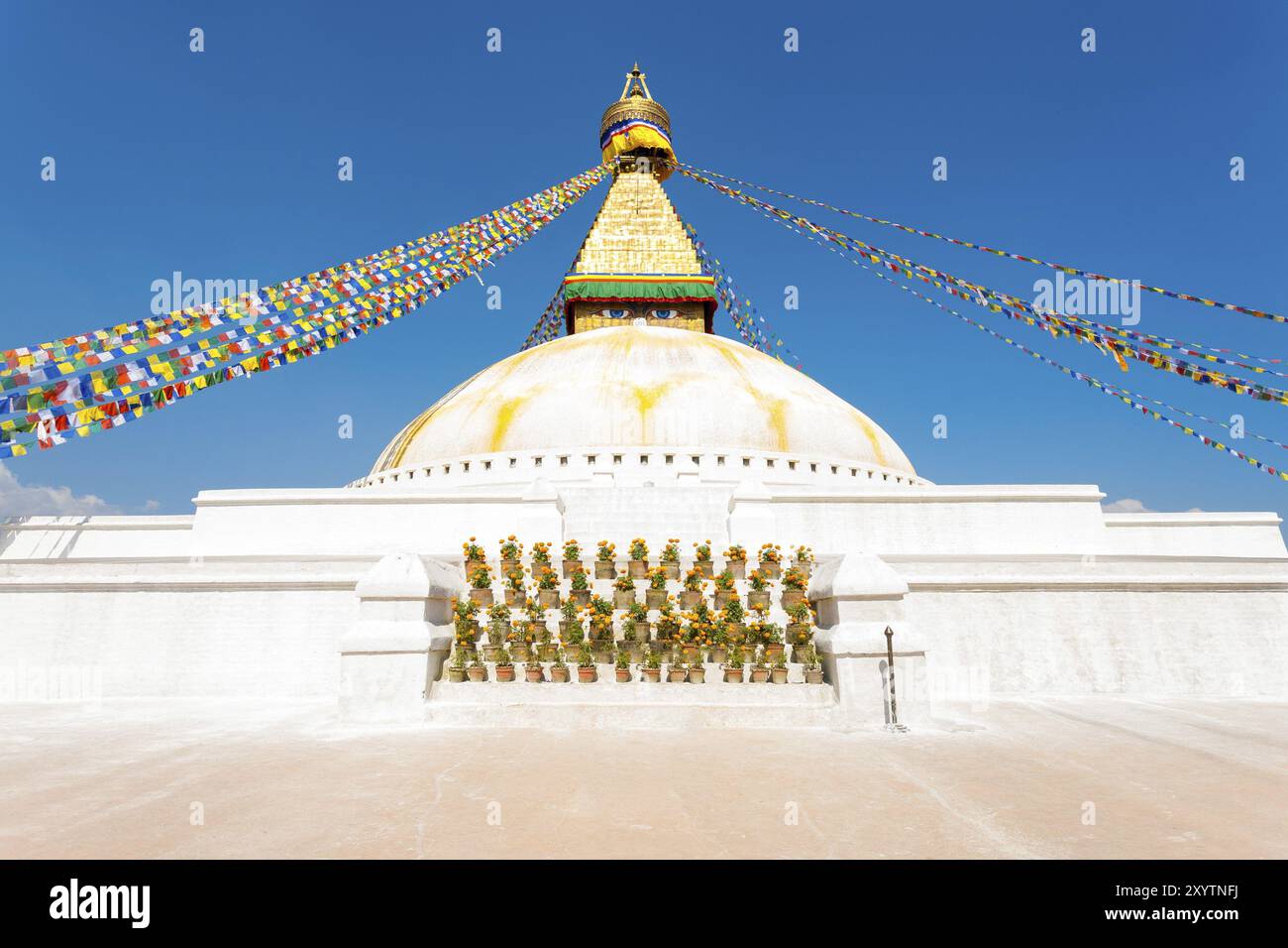 Occhi su bianco secondo livello di Boudhanath Stupa di Kathmandu in Nepal il 23 ottobre 2013. Posizione orizzontale Foto Stock