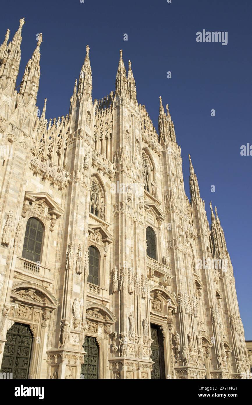 Facciata gotica del Duomo di Milano in Piazza del Duomo. È la quarta chiesa più grande del mondo. La costruzione è iniziata nel 1386 e ha preso circa fi Foto Stock