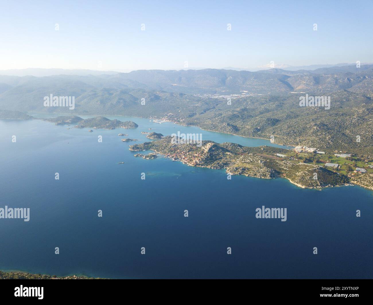 Vista aerea del castello di Kalekoy con Ucagiz in lontananza a Kekova, Turchia, Asia Foto Stock