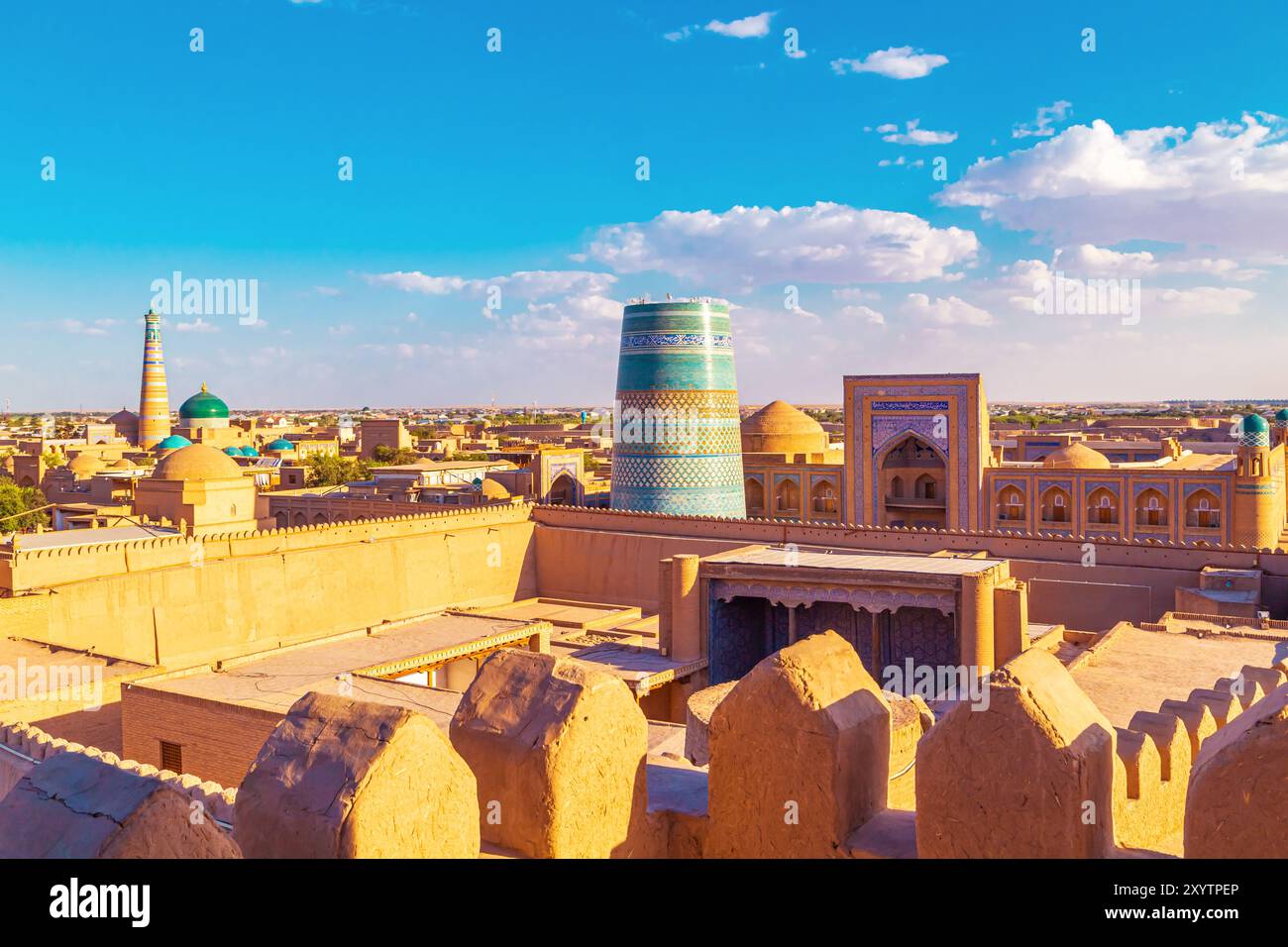 Vista di Ichan-Kala, la città interna di Khiva, dalle mura dell'antica fortezza. Khiva, Uzbekistan - 16 luglio 2024. Foto Stock