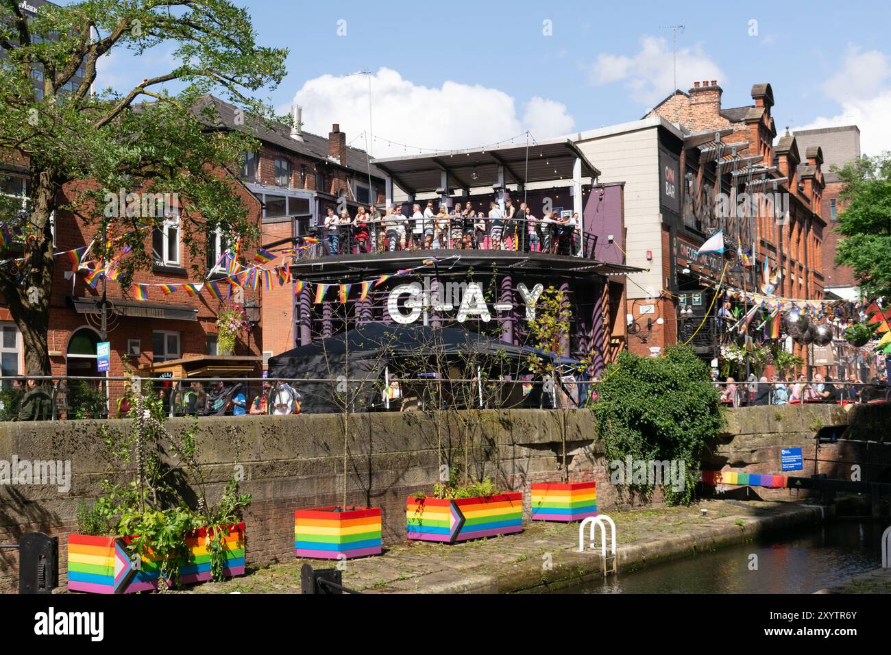 Canal Street durante il Manchester Pride Weekend. Al bar del Gay Village Foto Stock