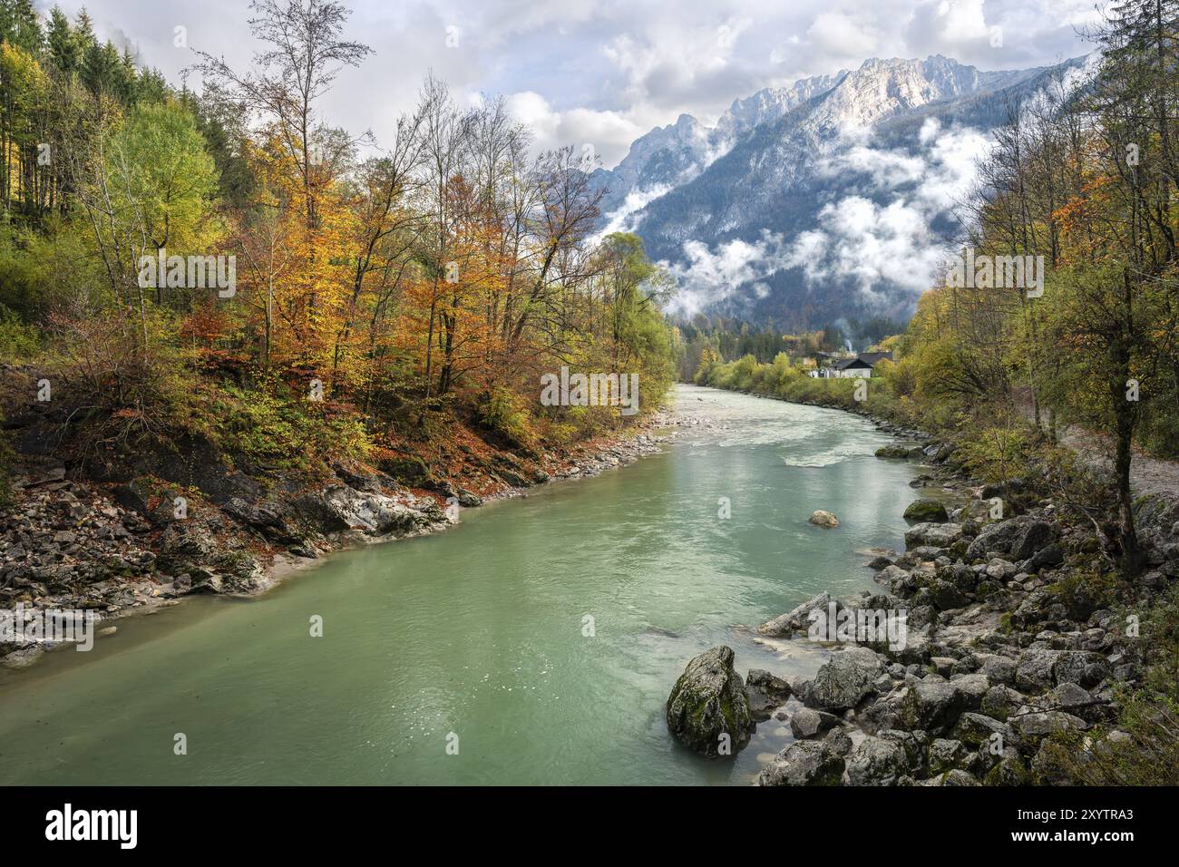 Il fiume Lammer alla fine della gola Lammerklamm. I monti Tennengebirge sullo sfondo. Alberi in foglie autunnali. Nuvole con un po' di sole. SCH Foto Stock