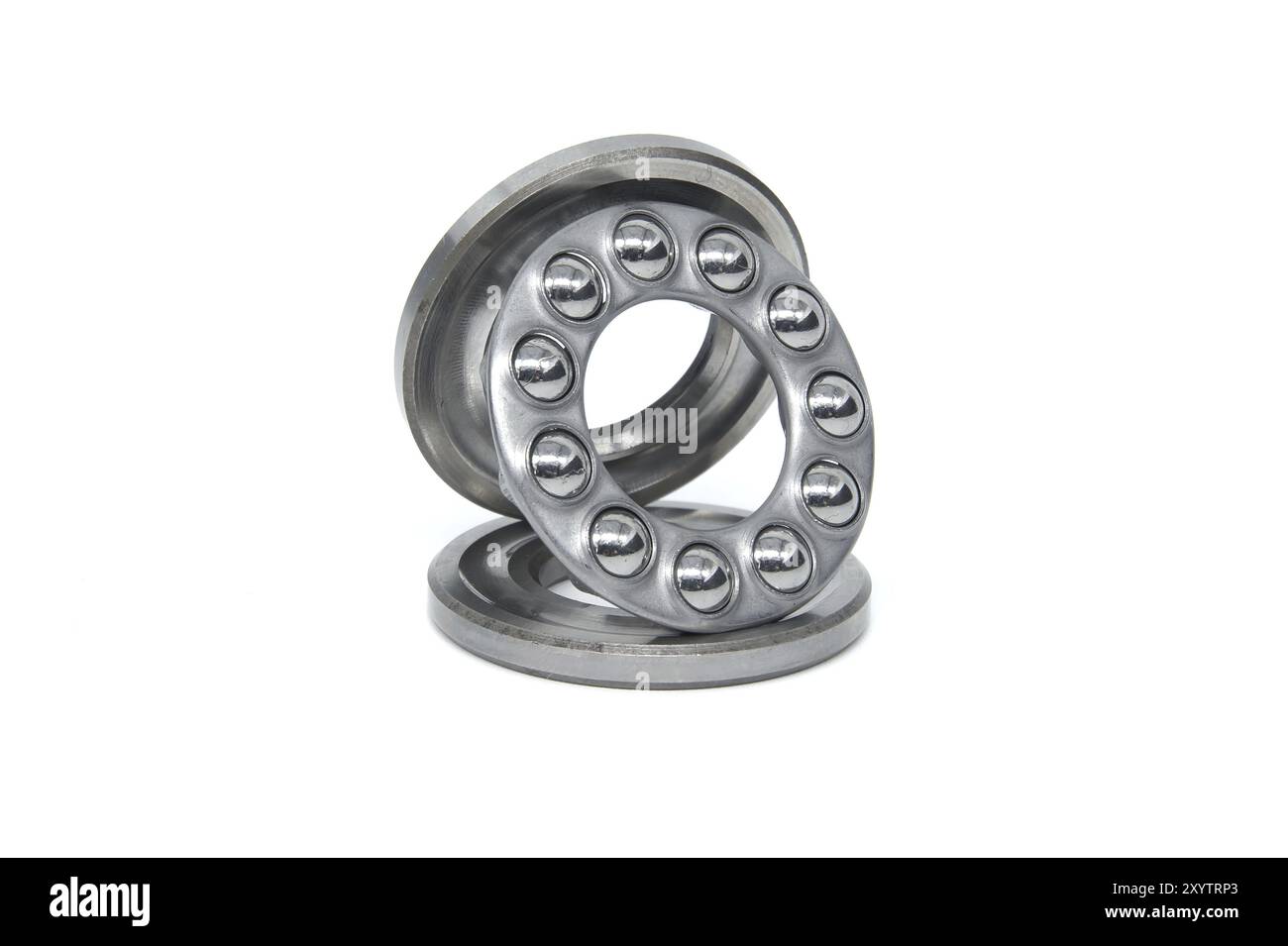 Cuscinetto a sfere di spinta isolato su sfondo bianco, pezzi di ricambio per macchinari e industria automobilistica, profondità di campo completa Foto Stock