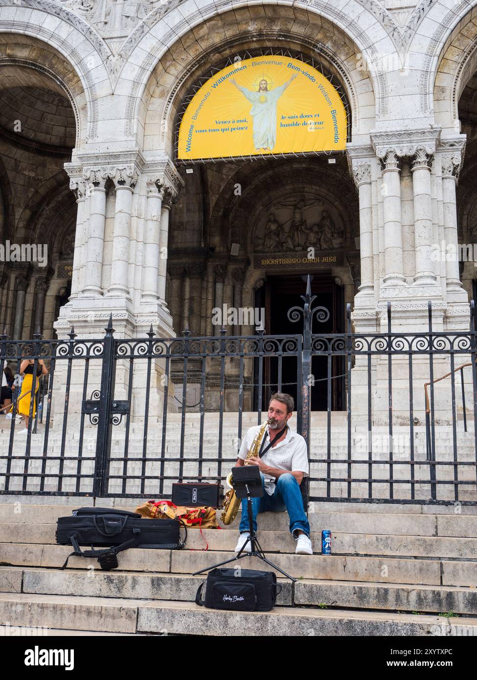 Saxaphone Player sui gradini del Sacro cuore, Montmartre, Parigi, Francia, Europa, UE. Foto Stock