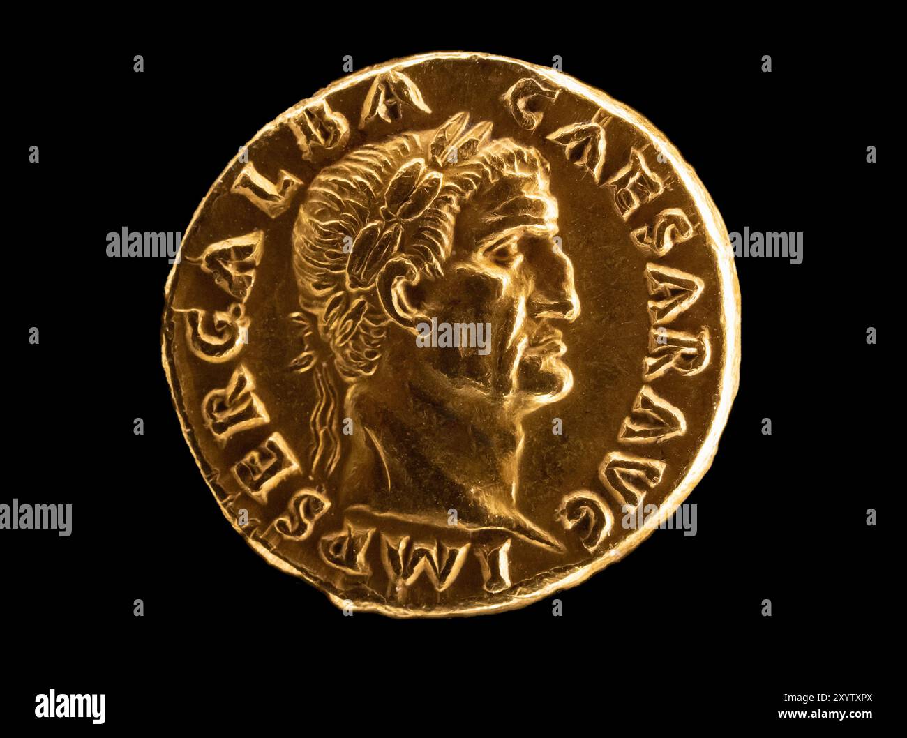 Antica moneta romana Aurei raffigurante l'imperatore romano Galba che governò per 7 mesi dall'8 giugno 68 al 15 gennaio 69. Fu il primo imperatore nell'anno dei quattro imperatori Foto Stock