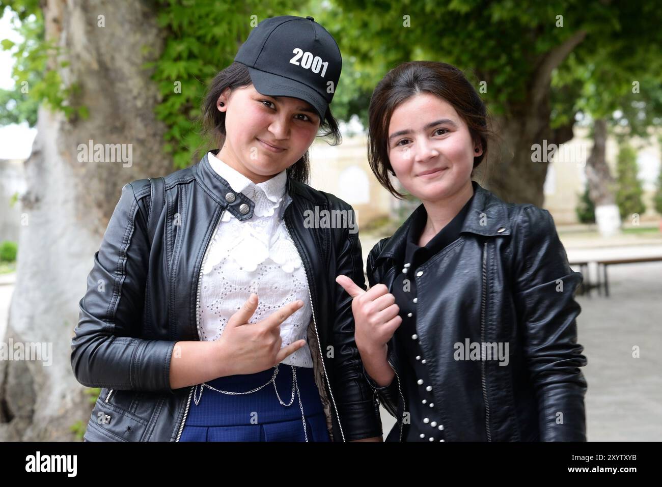 Due ragazze adolescenti in abiti moderni a Sjahrisabz, Uzbekistan Foto Stock