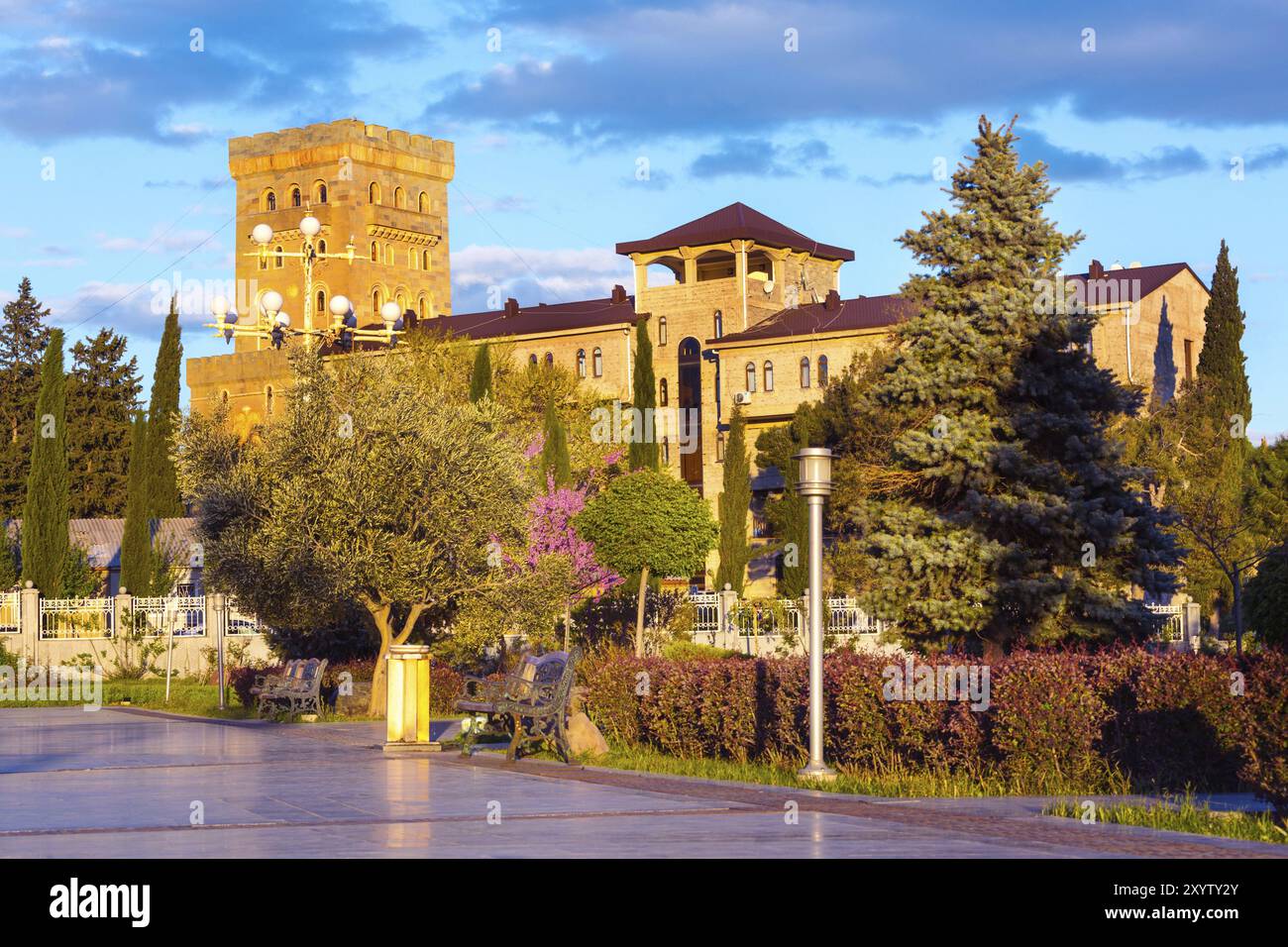 Cortile della chiesa della Santissima Trinità o cattedrale di Tsminda Sameba al tramonto a Tbilisi, Georgia, Asia Foto Stock