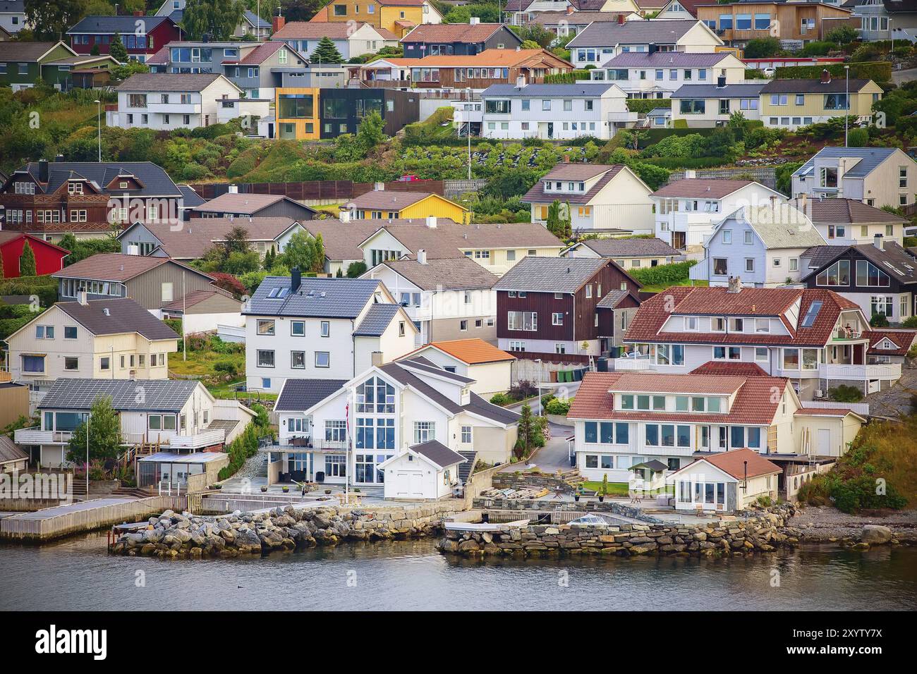 Villaggio norvegese paesaggio estivo con case colorate in Norvegia Foto Stock