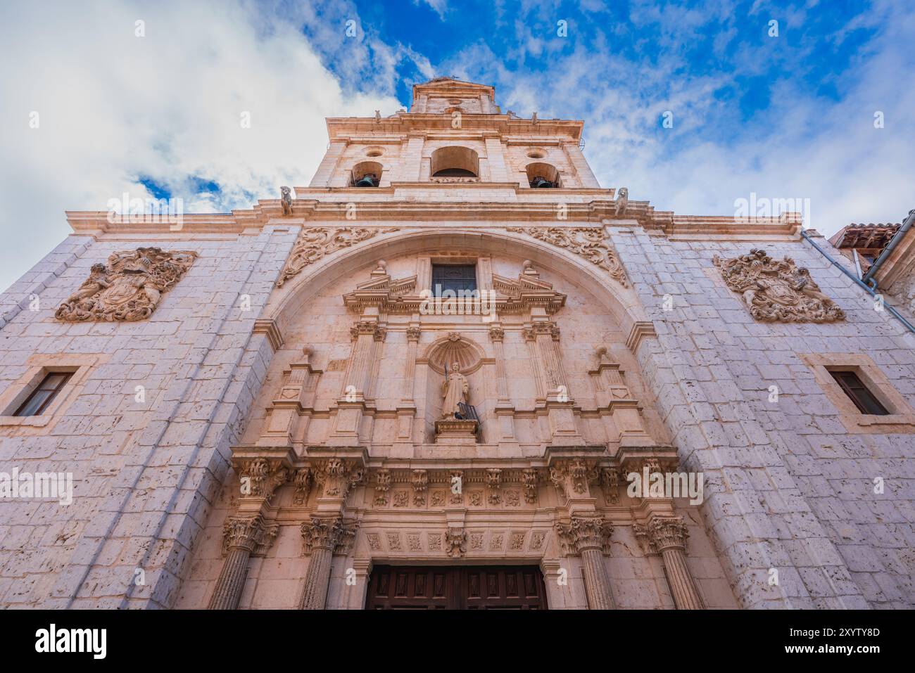 Burgos, Spagna. 14 agosto 2024. Vista dall'angolo basso della facciata barocca della chiesa di San Lorenzo el Real Foto Stock