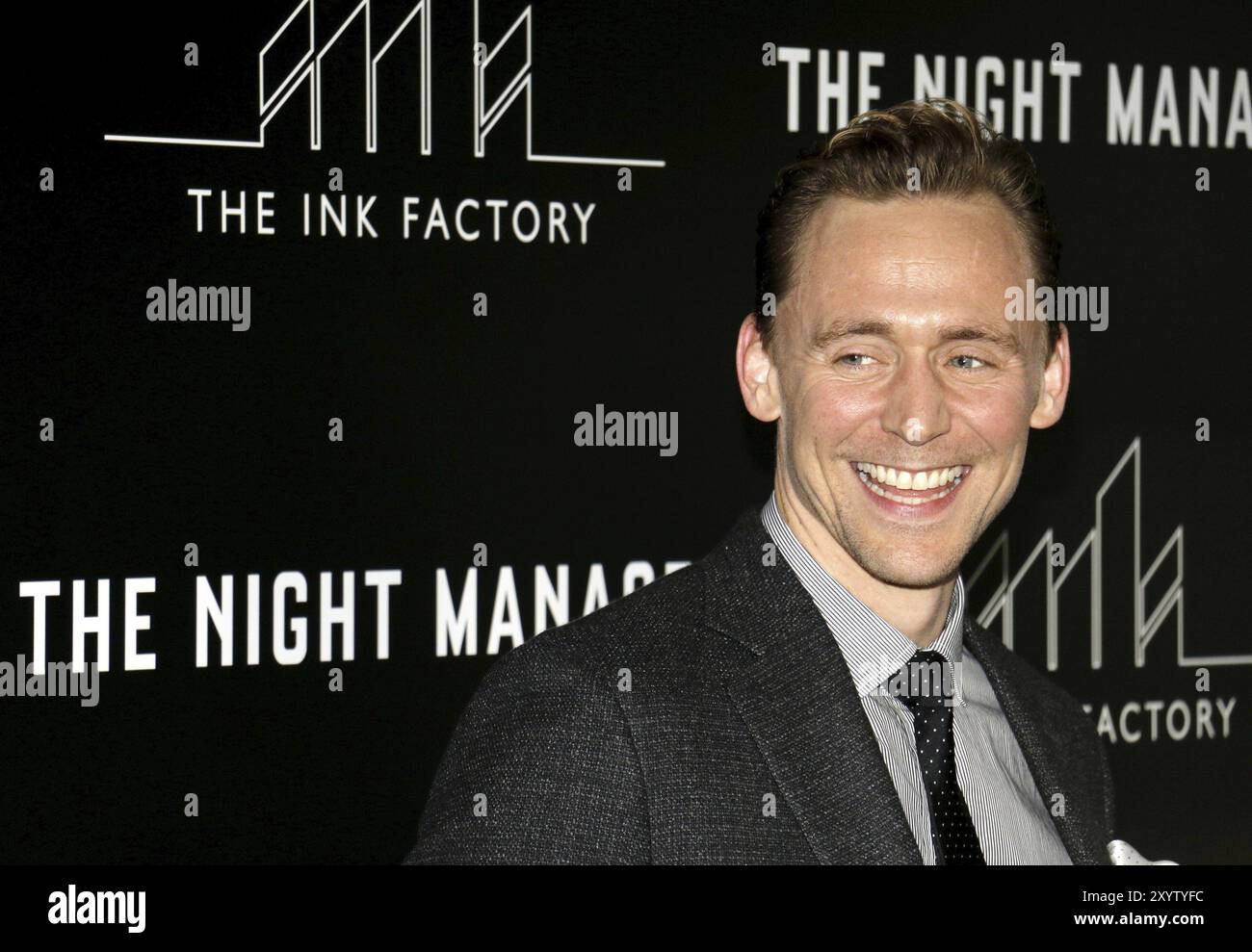 Tom Hiddleston alla prima di Los Angeles di "The Night Manager" di AMC tenutasi al DGA Theater di Hollywood, USA il 5 aprile 2016 Foto Stock