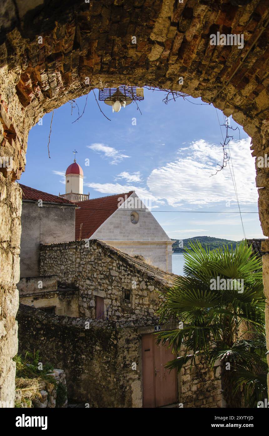 Croazia, 21 07 2014: Strade della città vecchia di Sibenik con edifici in marmo e pietra. Luogo turistico da visitare, Europa Foto Stock