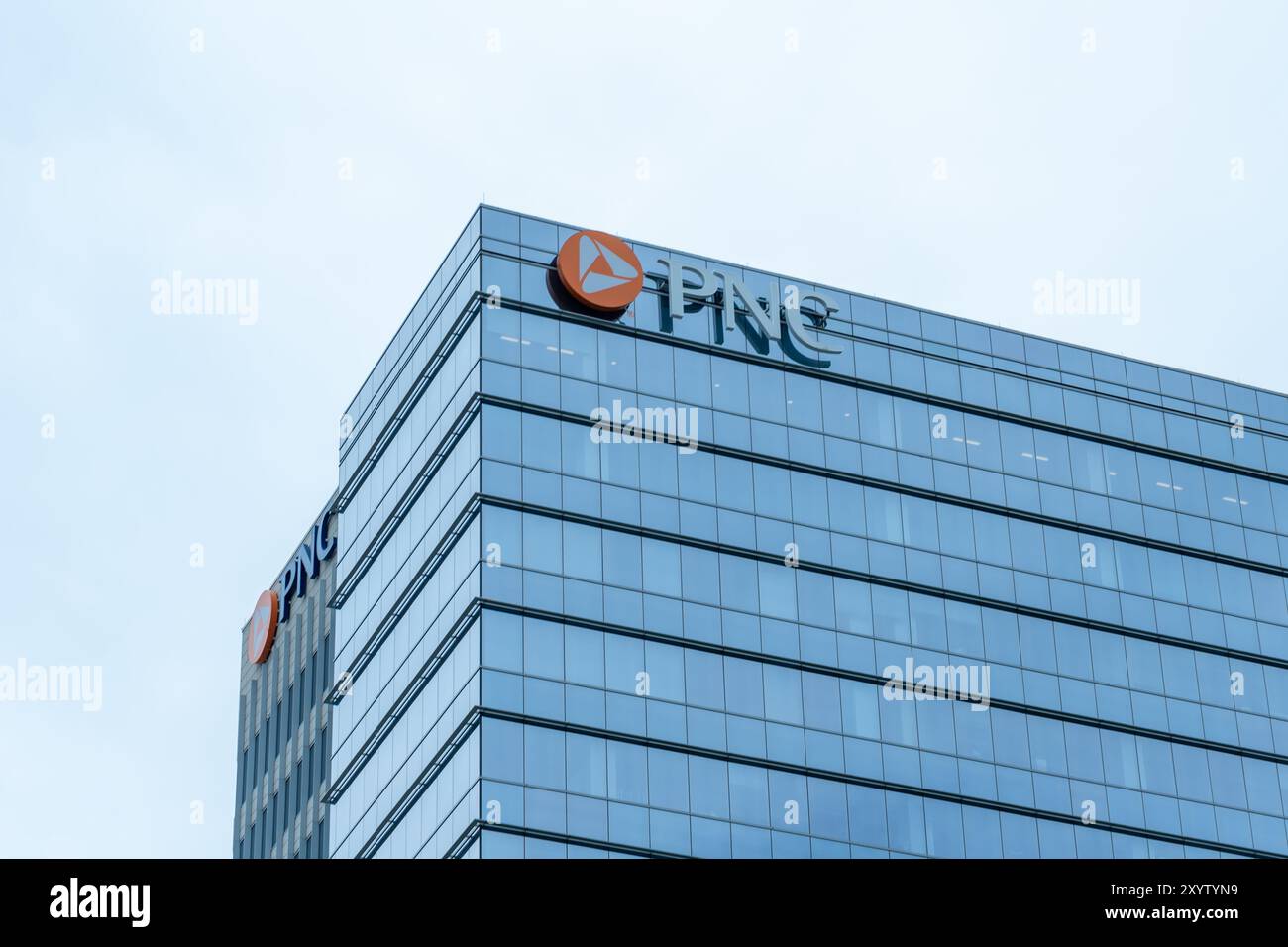 Il logo PNC e il cartello sull'edificio degli uffici di Houston, Texas, Stati Uniti. Foto Stock