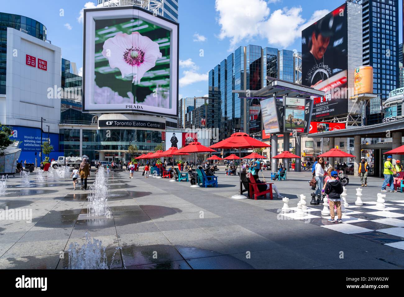 Yonge-Dundas Square (presto Sankofa Square) a Toronto, Canada. Foto Stock