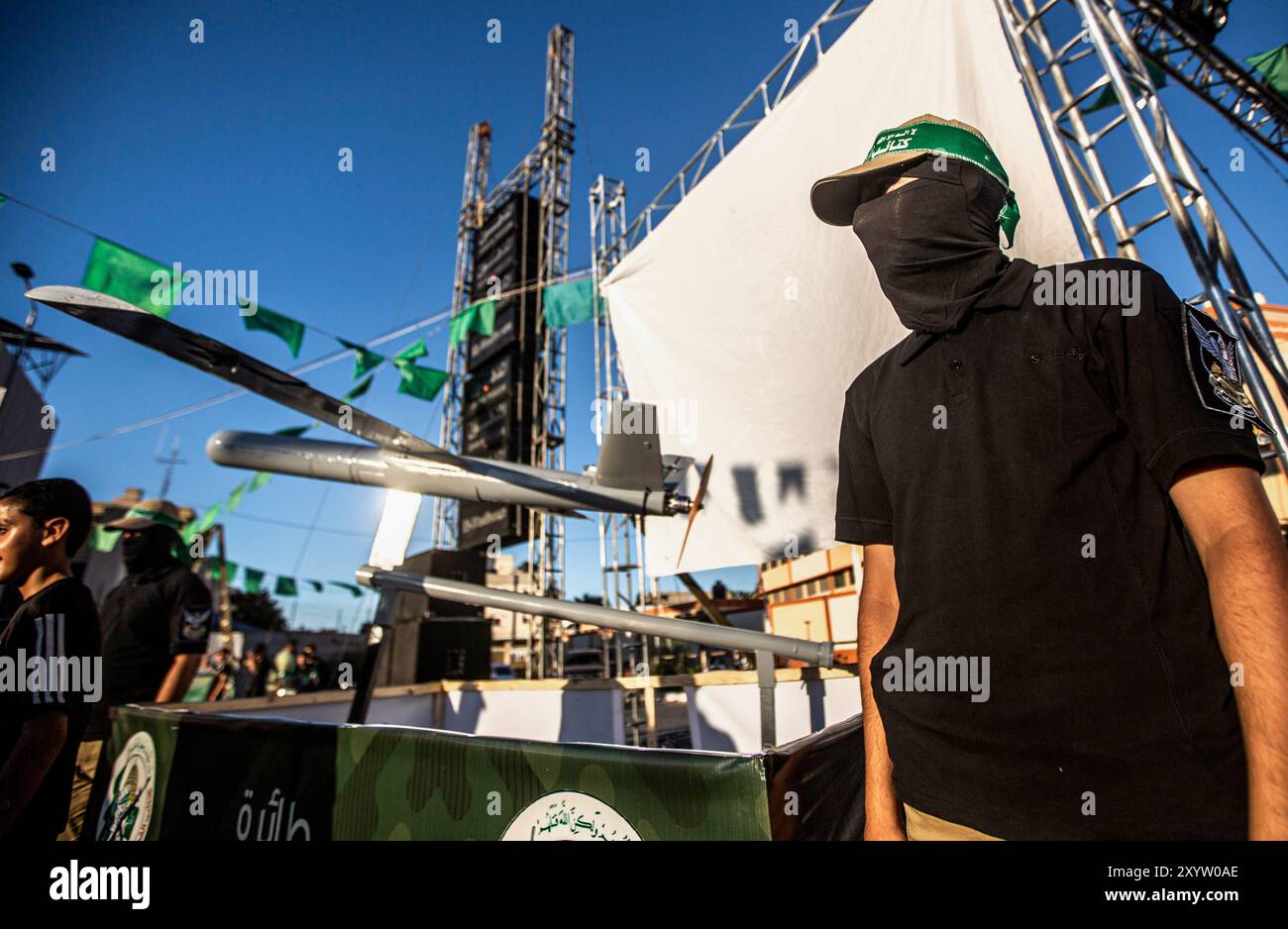 Striscia di Gaza, Palestina. 26 luglio 2022. I membri delle Brigate Izz ad-DIN al-Qassam, l'ala militare del movimento di resistenza islamista palestinese di Hamas, espongono droni di produzione locale a Gaza. I droni autofabbricati sono stati utilizzati nelle guerre israeliane del 2014 e del 2021 a Gaza e sono stati recentemente sviluppati per l'uso nella sorveglianza e negli attacchi Foto Stock