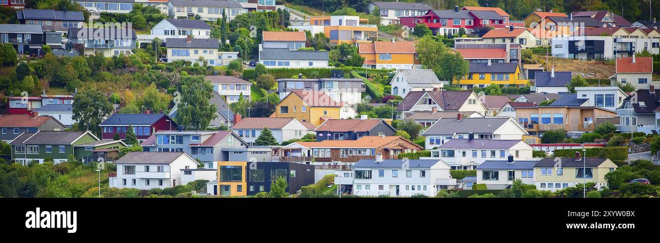 Villaggio norvegese paesaggio estivo con case colorate in Norvegia Foto Stock