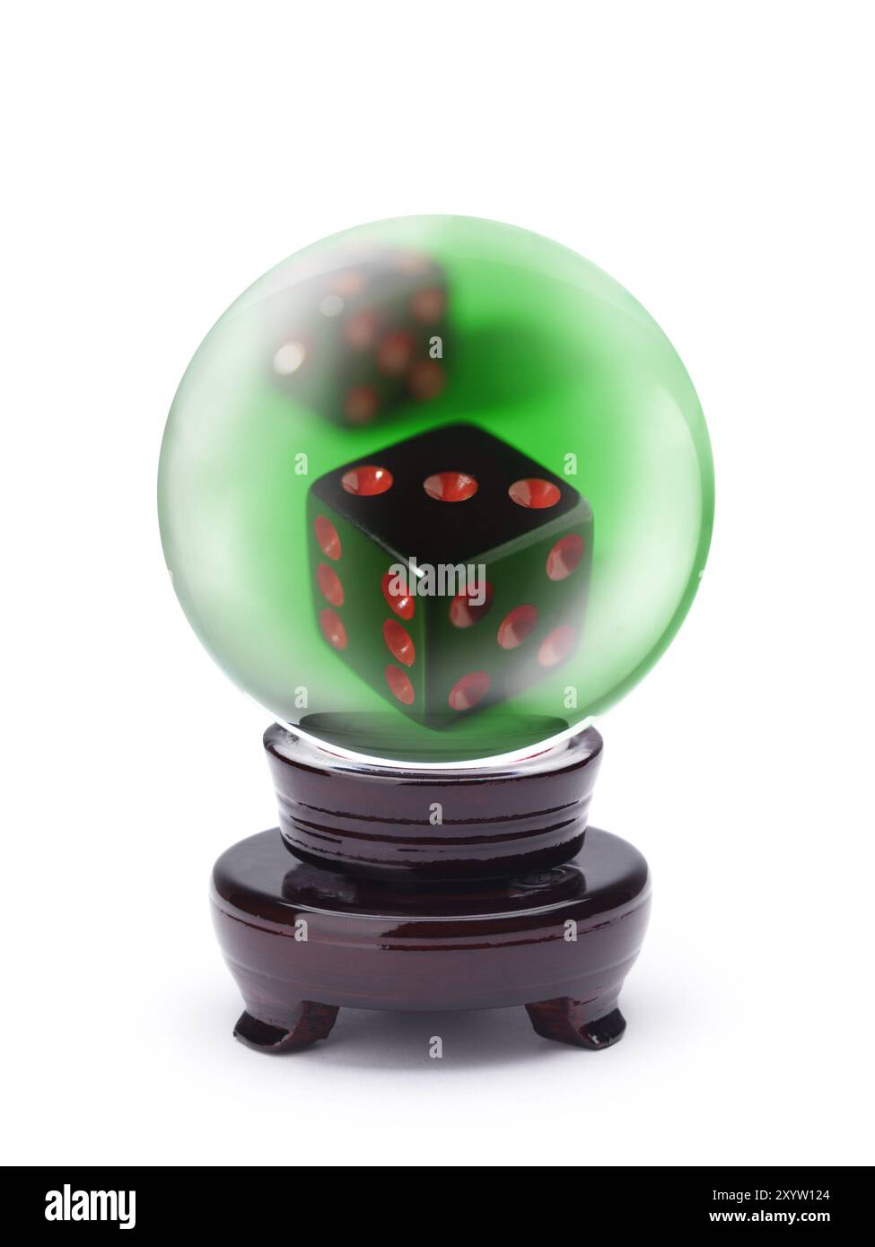 Dadi da gioco all'interno di una sfera di cristallo isolata sul bianco. Concetto di rischio, gioco d'azzardo e rischio Foto Stock