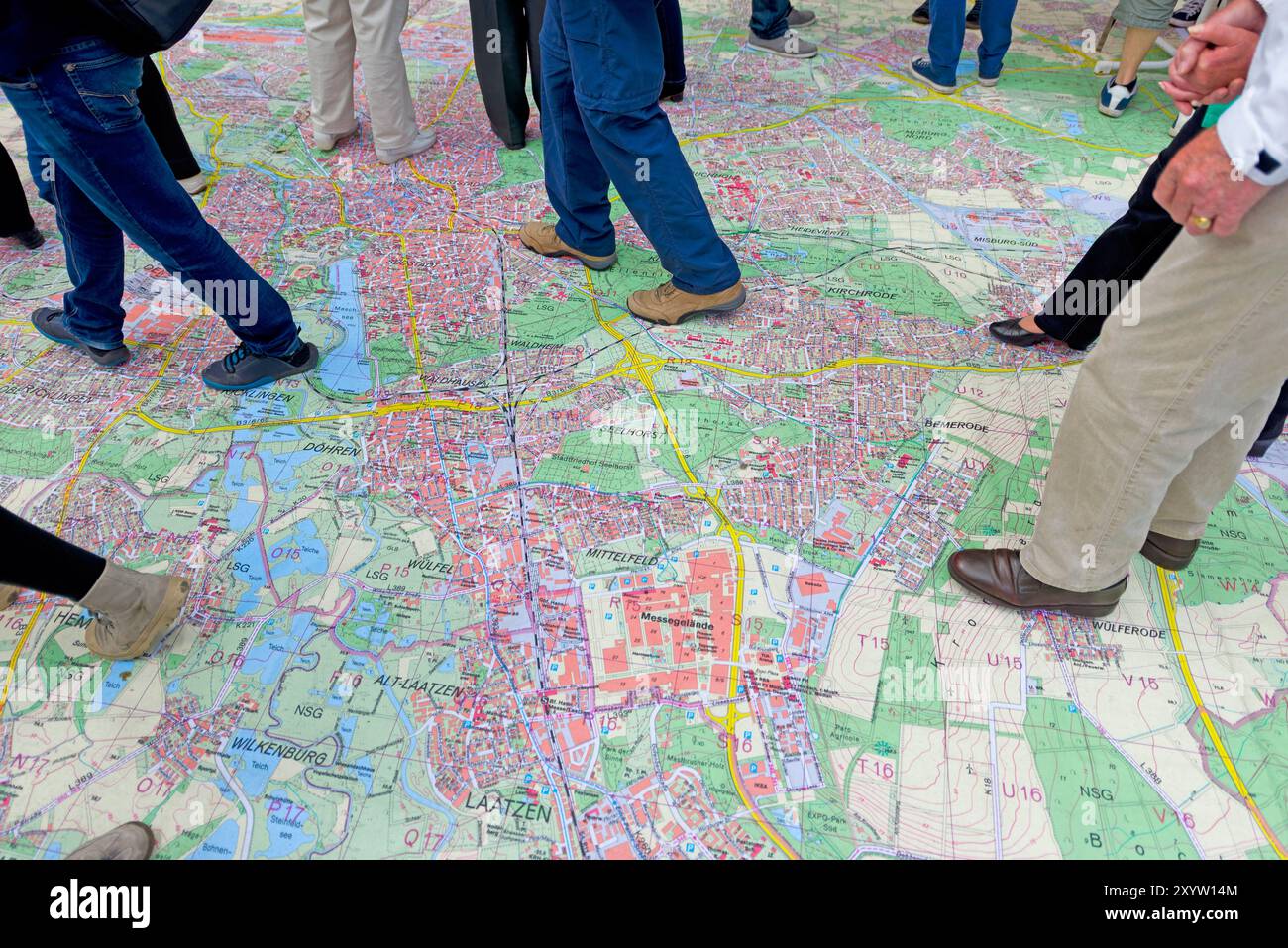 Pedoni che camminano su una mappa della città di Hannover, motto domenica senza auto, Hannover, bassa Sassonia, Germania, Europa Foto Stock