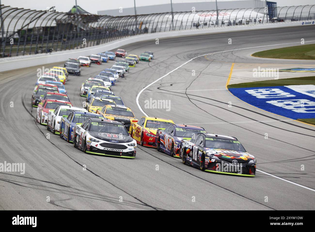 17 settembre 2017, Joliet, Illinois, USA: Kyle Busch (18) combatte per la posizione durante i Tales of the Turtles 400 al Chicagoland Speedway di Joliet, Foto Stock