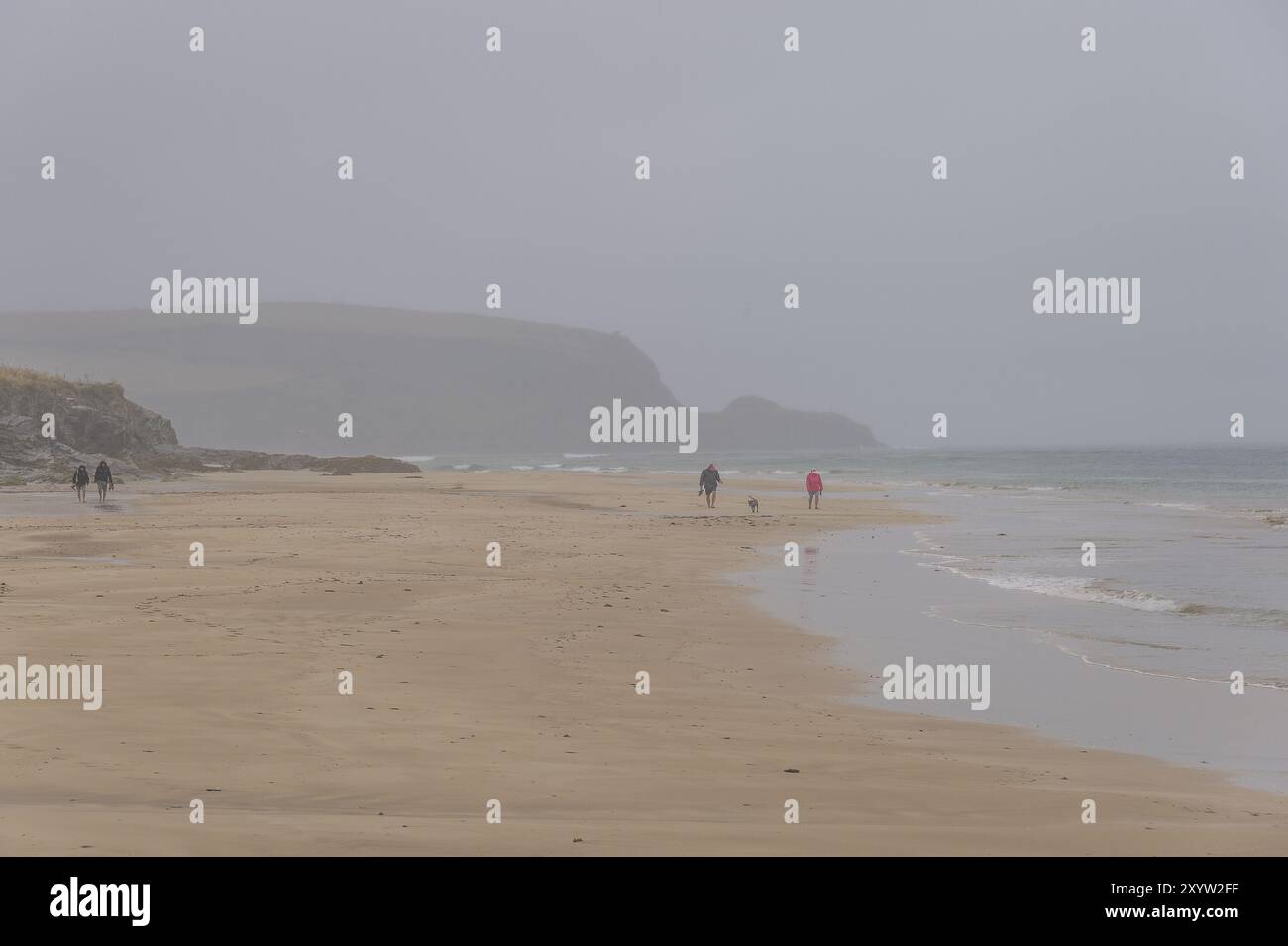 Spiaggia dell'estuario del fiume Camel nella baia di Padstow sotto la pioggia Foto Stock