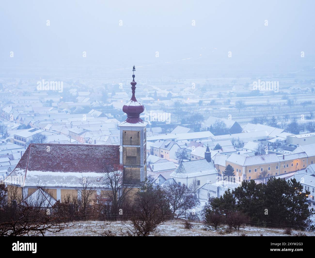 Villaggio e chiesa durante l inverno in Austria Foto Stock