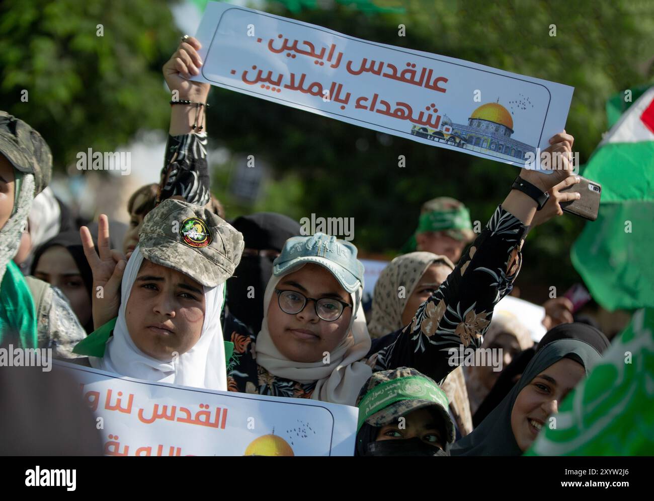 Khan Yunis, Striscia di Gaza, Palestina. 14 ottobre 2022. I palestinesi si uniscono a una grande manifestazione contro l'occupazione israeliana, nella città di Khan Yunis, nella striscia di Gaza meridionale. La manifestazione si è svolta in mezzo alla recente intensificazione delle incursioni israeliane in Cisgiordania e Gerusalemme est, con i successivi scontri tra palestinesi e forze israeliane. L'evento è stato organizzato dal movimento di resistenza islamica di Hamas, con i partecipanti che hanno alzato sia la bandiera nazionale palestinese che quella di Hamas Foto Stock