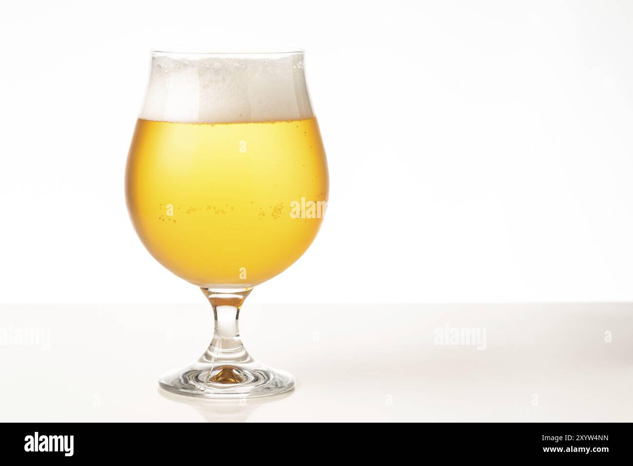 Vetro a freddo golden birra isolato su uno sfondo bianco Foto Stock