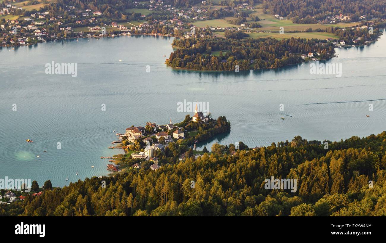 Panorama del lago e delle montagne a Worthersee Karnten Austria. Vista dalla torre Pyramidenkogel sul lago e sulla zona di Klagenfurt Foto Stock