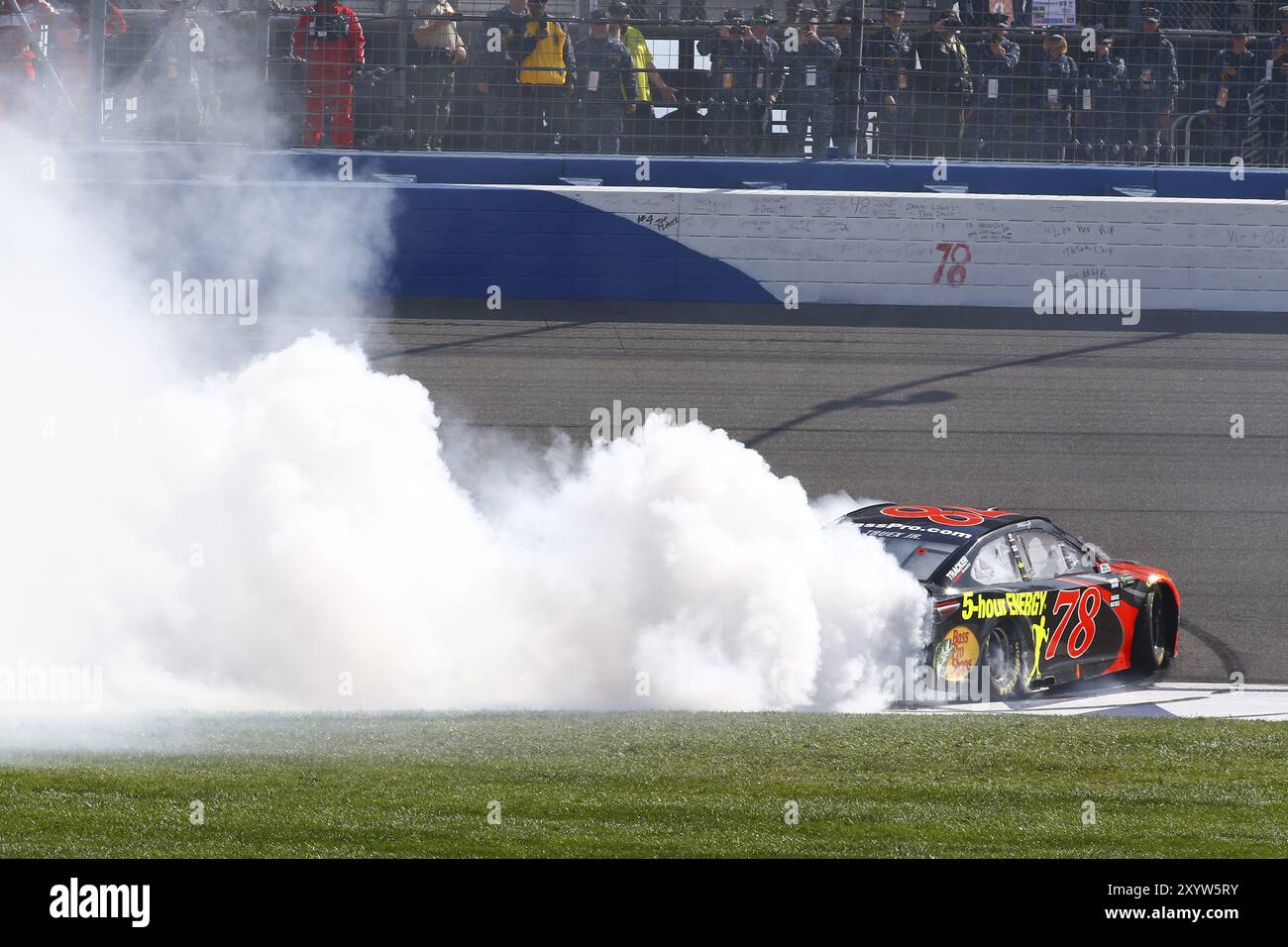 18 marzo 2018, Fontana, California, Stati Uniti: Martin Truex, Jr (78) vince l'Auto Club 400 all'Auto Club Speedway di Fontana, California Foto Stock