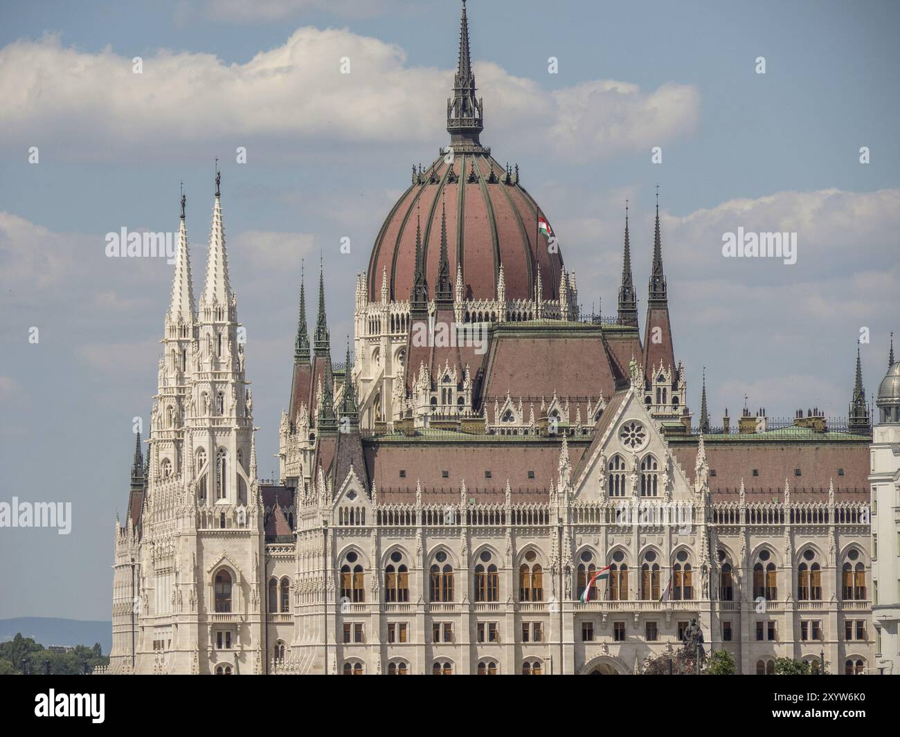 Imponente edificio del parlamento con design neogotico, cupola e torri, su un cielo azzurro, budapest, danubio, ungheria Foto Stock