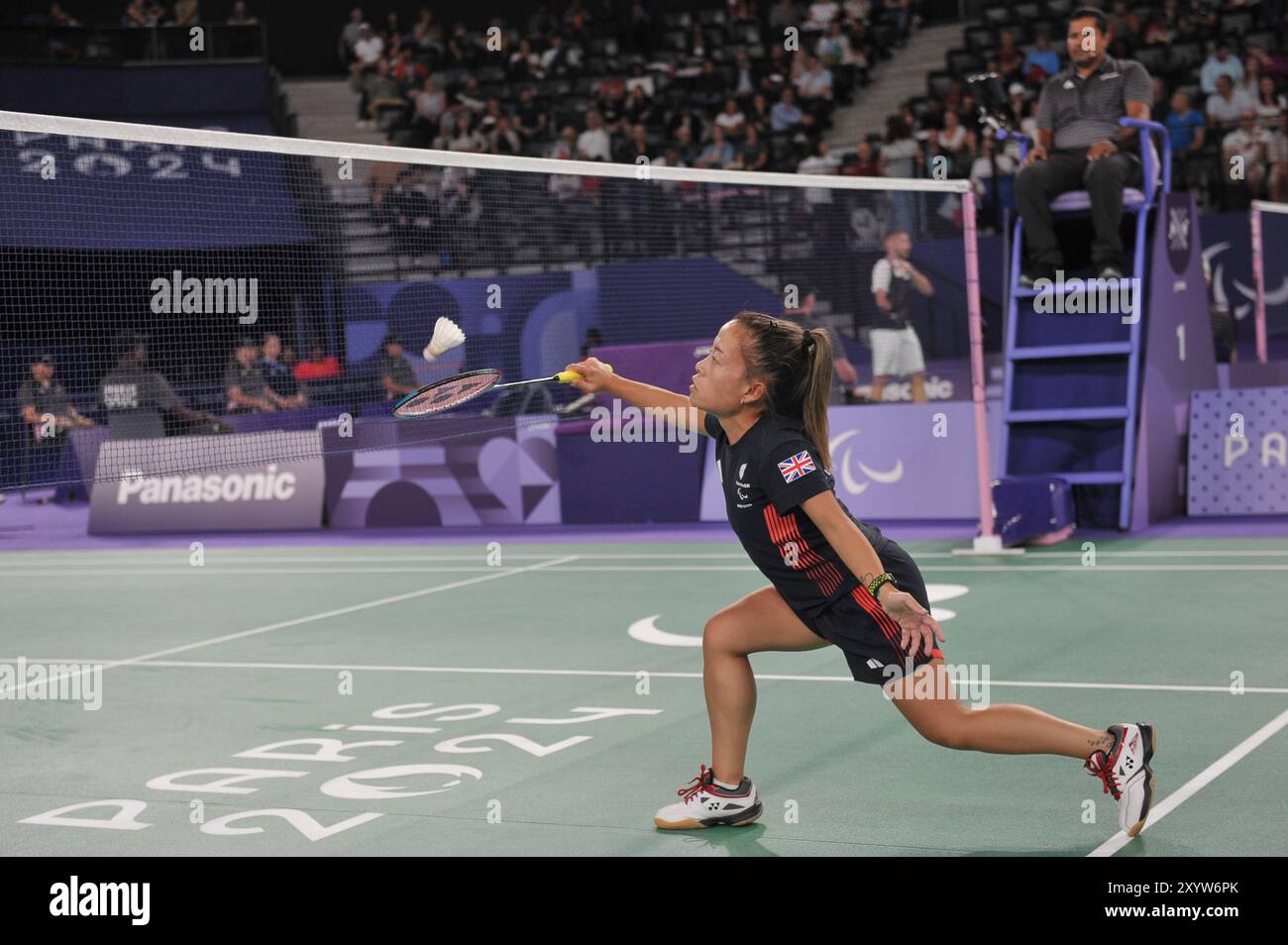 Rachel Choong (GBR) gioca contro Rubi Milagros Fernandez Vargas (PER) nella Women's Singles SH6 Group Play Stage di Para-Badminton il terzo giorno dei Giochi Paralimpici estivi di Parigi 2024 alla porte de la Chapelle Arena di Parigi, Francia. Il match fu vinto da Choong, 14-21, 21-19, 21-17. Foto Stock