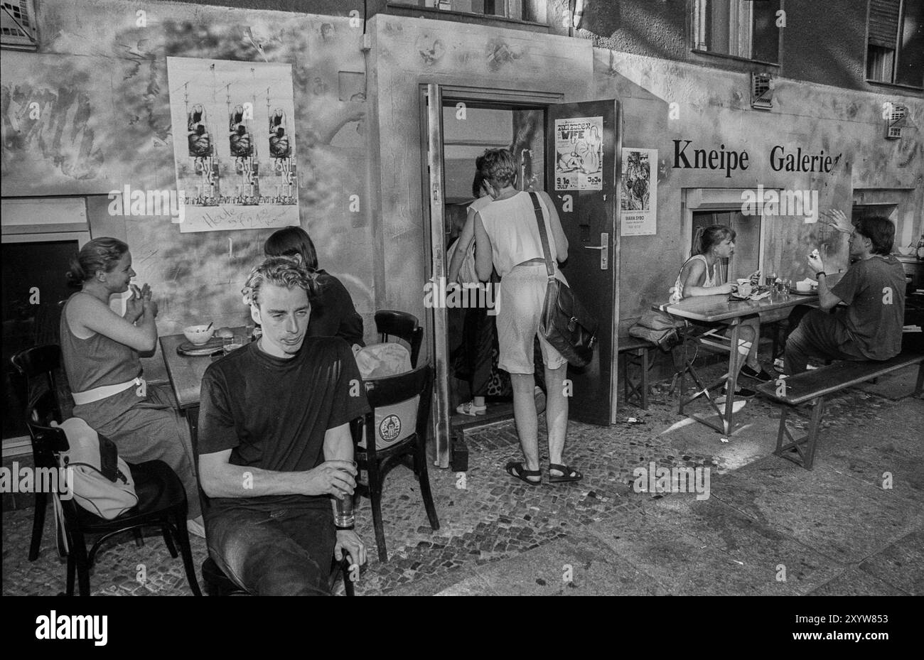 Germania, Berlino, 1° luglio 1991, di fronte alla cantina pub Assel, Oranienburger Strasse, Europa Foto Stock