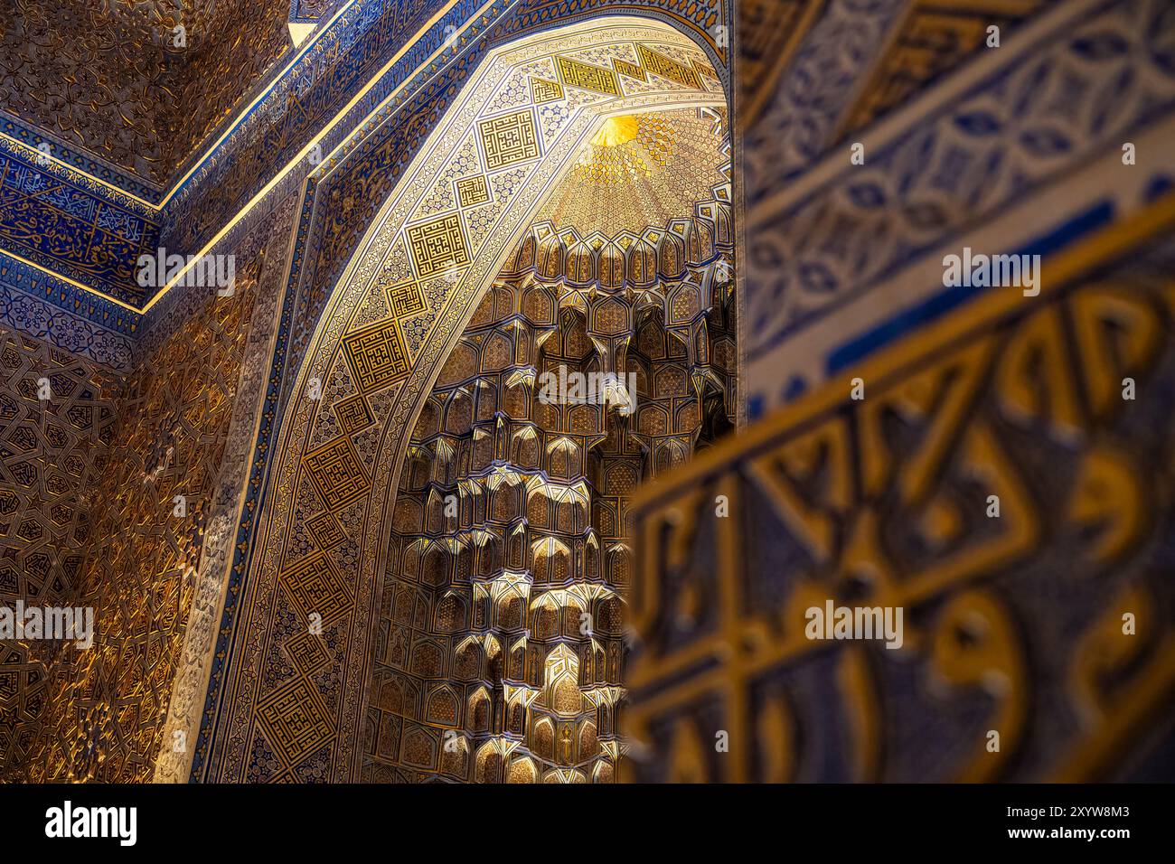 Tashkent, Uzbekistan-12 agosto 2023: Vista degli splendidi interni decorati del Mausoleo di Tamerlano con tombe decorate, mosaici e sculture del mondo Foto Stock