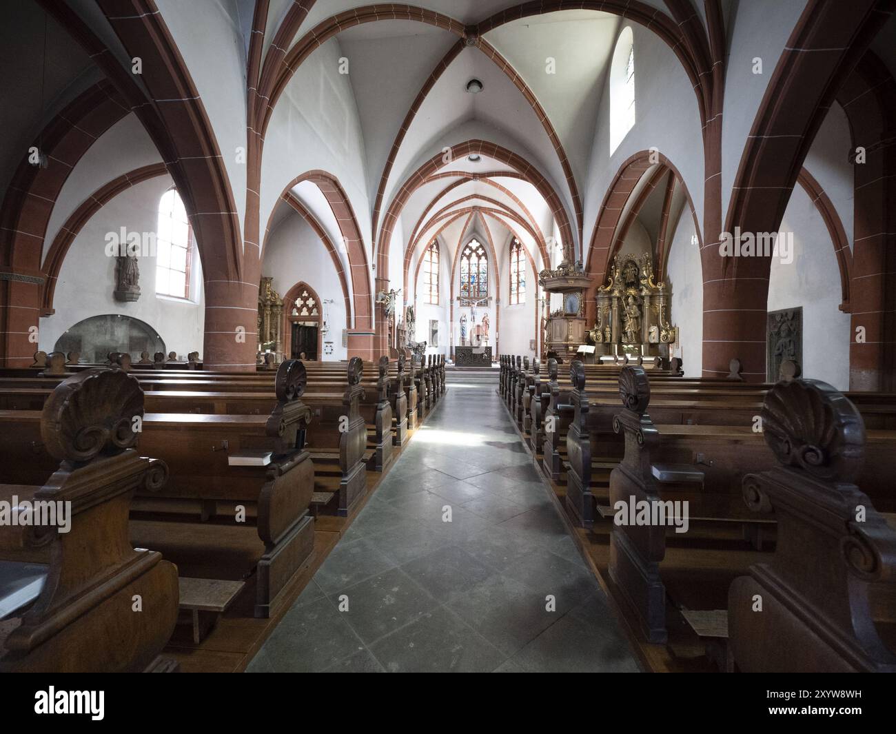 Navata della Chiesa di San Michele con la volta a crociera all'interno, Bernkastel, Mosella, Renania-Palatinato, Germania, Europa Foto Stock