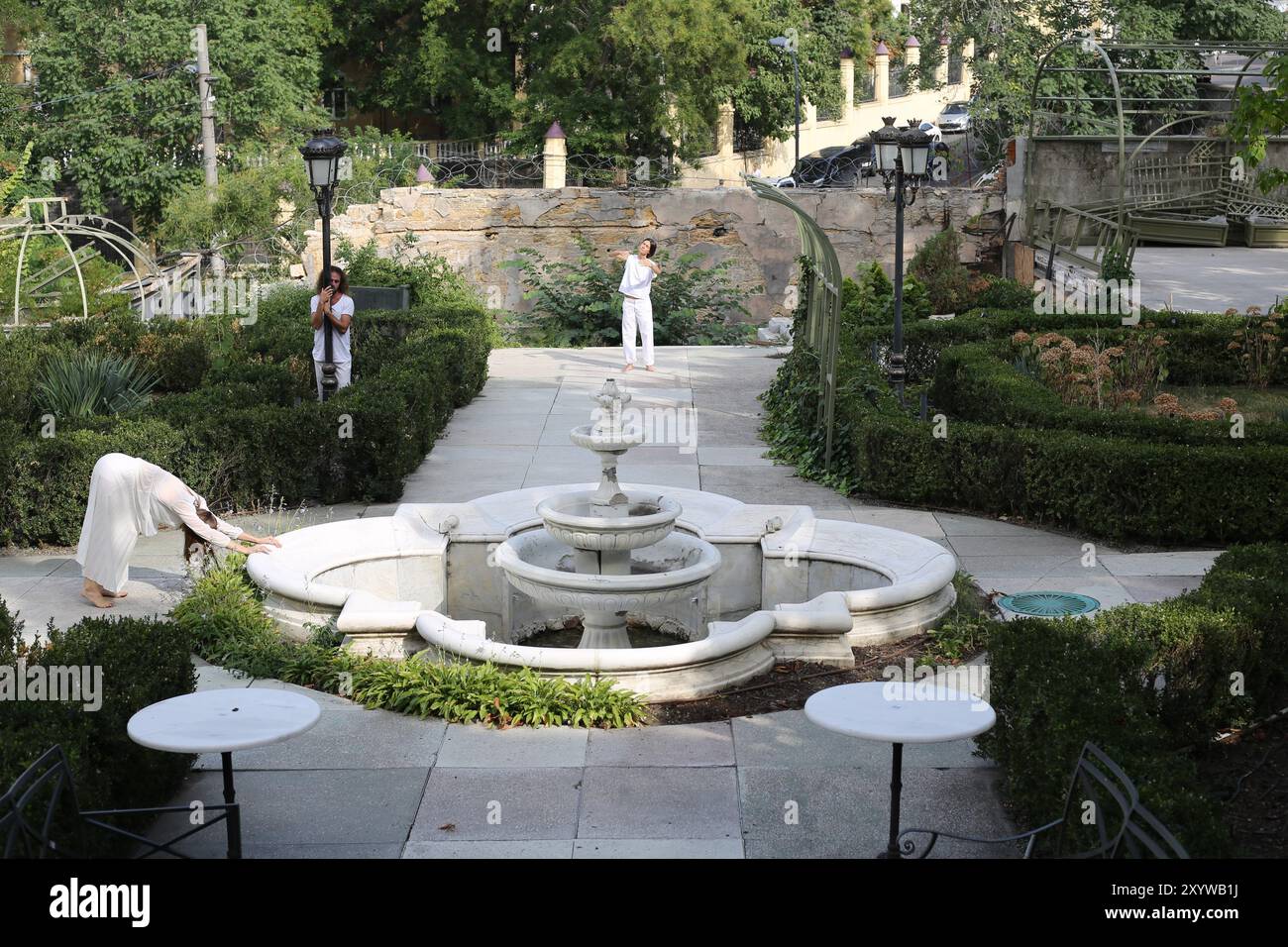 Odessa, Ucraina. 30 agosto 2024. Gli attori del Teatro di riproduzione Andrey Utenkov partecipano allo spettacolo "Your Act of Love" nel cortile della Casa degli scienziati. Performance "Your Act of Love" eseguita dal Andrey Utenkov Playback Theatre. L'obiettivo è raccogliere fondi per il restauro della camera degli scienziati, che è stata danneggiata dai bombardamenti della Federazione Russa nel 2023. Credito: SOPA Images Limited/Alamy Live News Foto Stock