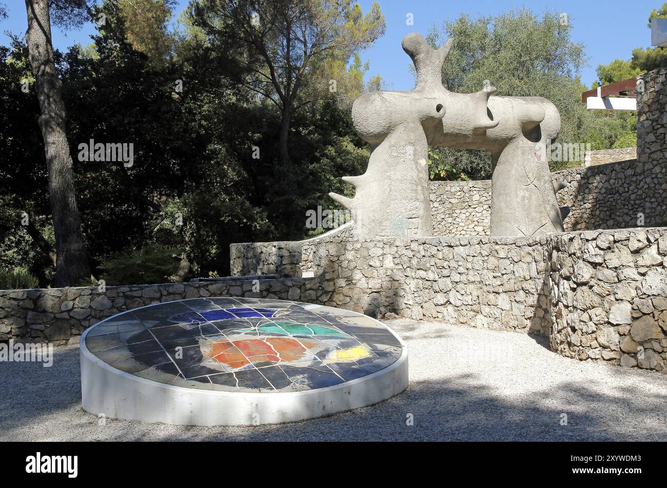 Mosaico e grande Arca nel labirinto di Joan Miro Foto Stock