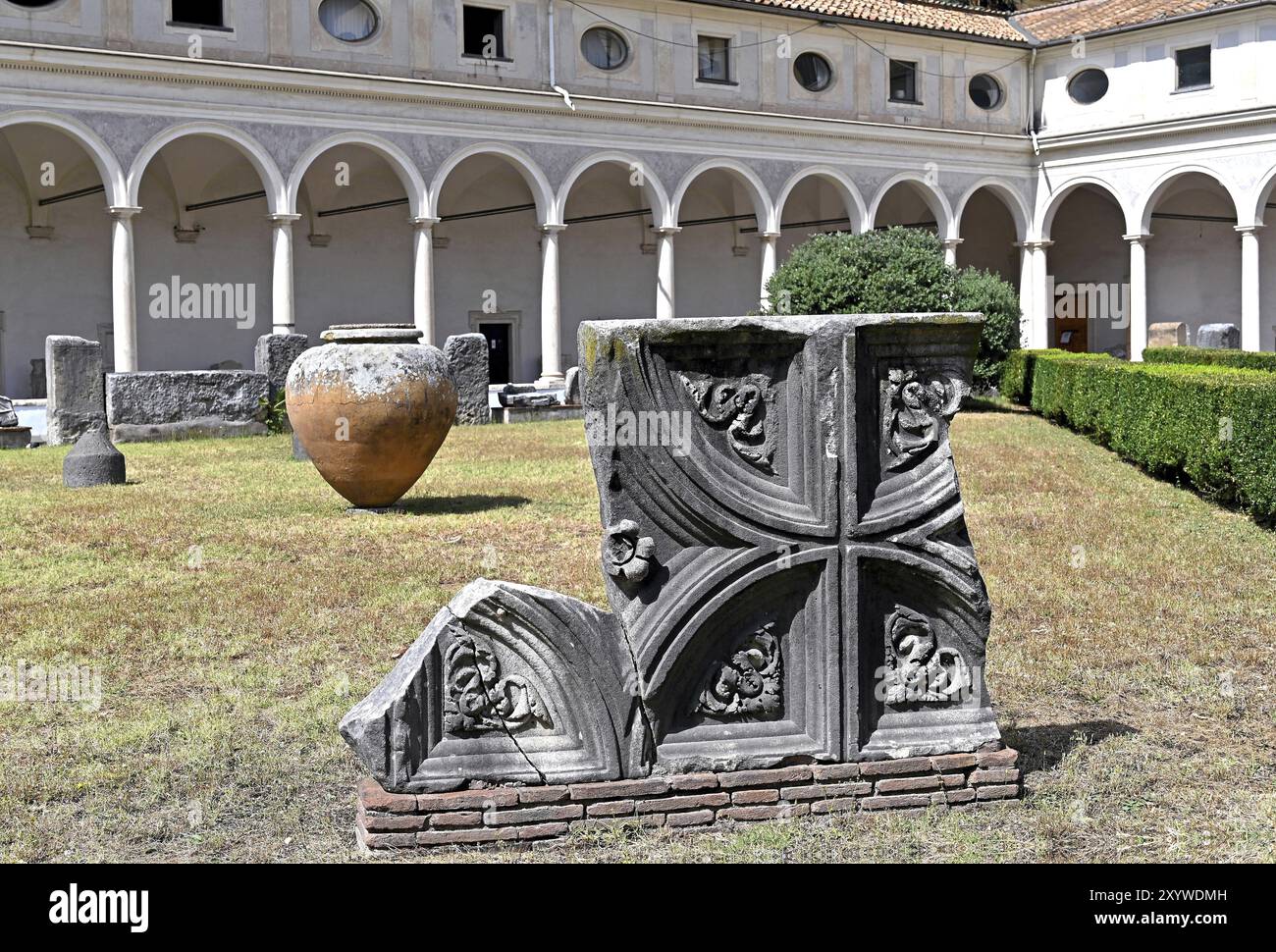 Antichi manufatti, chiostro Foto Stock