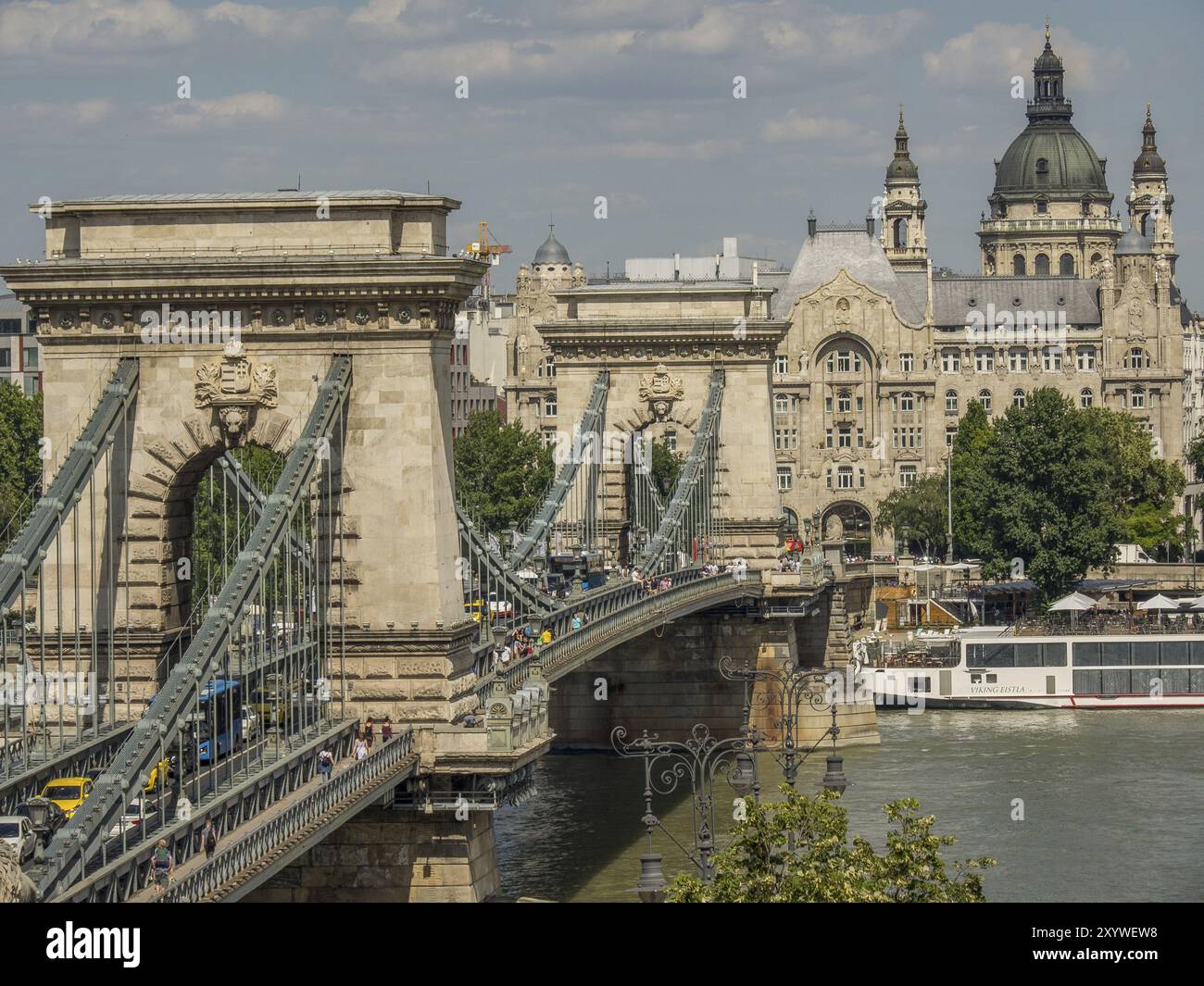 Ponte storico dall'architettura suggestiva che attraversa il fiume e conduce a un grande edificio, budapest, danubio, ungheria Foto Stock