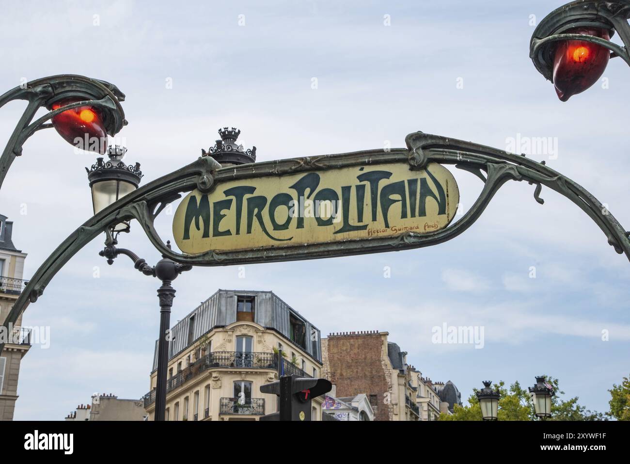 Parigi, Francia. Agosto 2022. Primo piano di un cartello metropolitano, che indica l'ingresso di una stazione della metropolitana. La metropolitana parigina è famosa per il suo Foto Stock