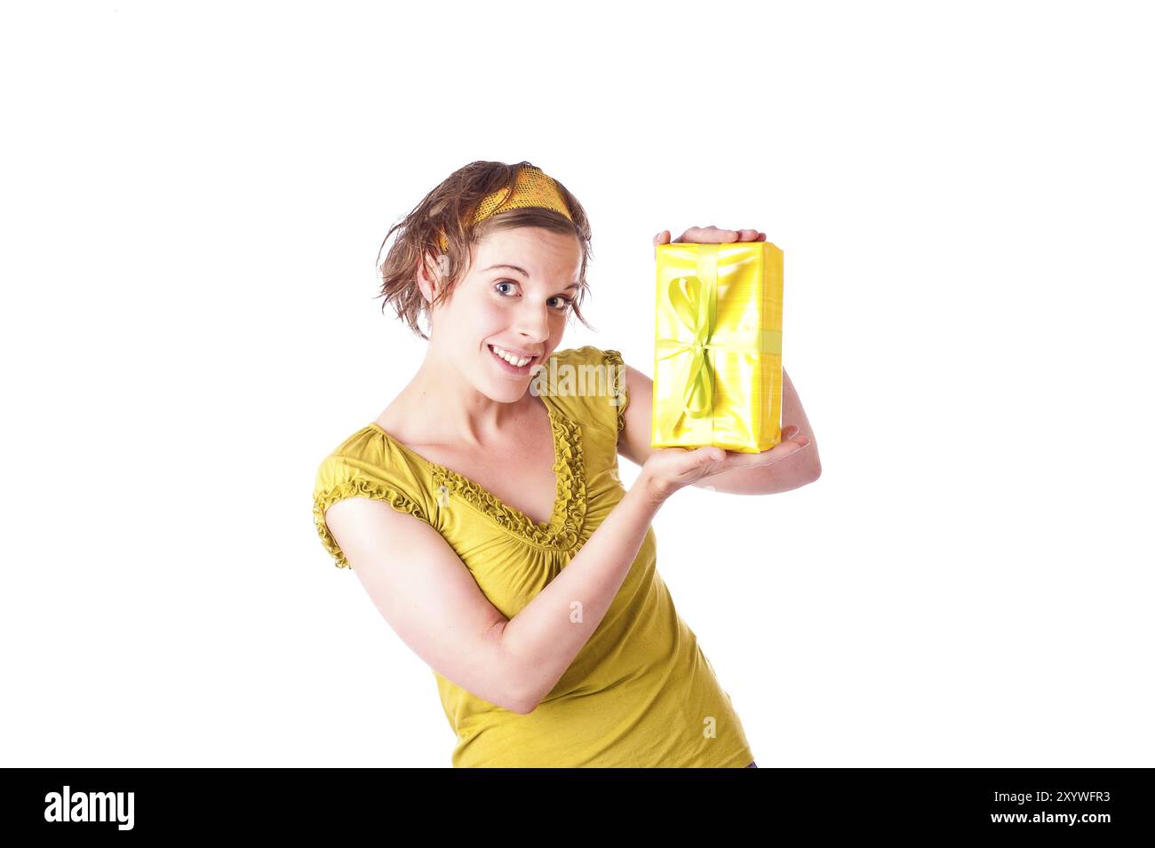 Junge Frau mit einem Geschenk, Kopierraum, weisser Hintergrund Foto Stock