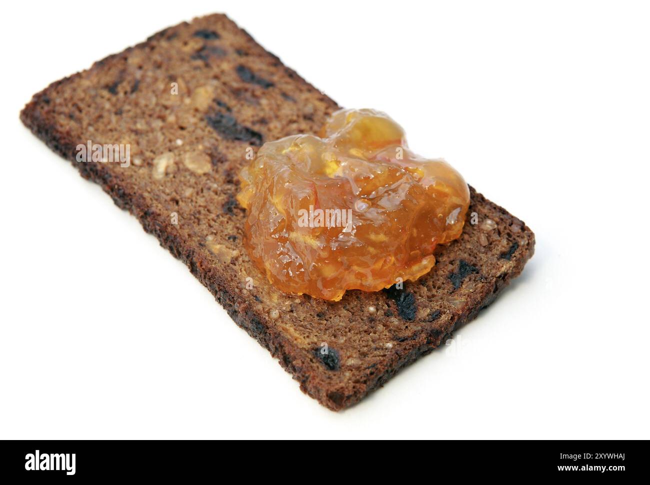 Un pezzo di pane con marmellata d'arancia su sfondo bianco Foto Stock