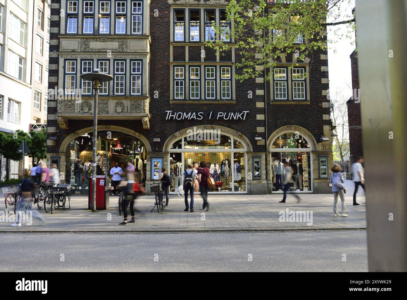 Germania, Amburgo, città, Moenckebergstrasse, Boutique Thomas i Punkt, Passers-by in Motion, Amburgo, Amburgo, Repubblica Federale di Germania, Europa Foto Stock