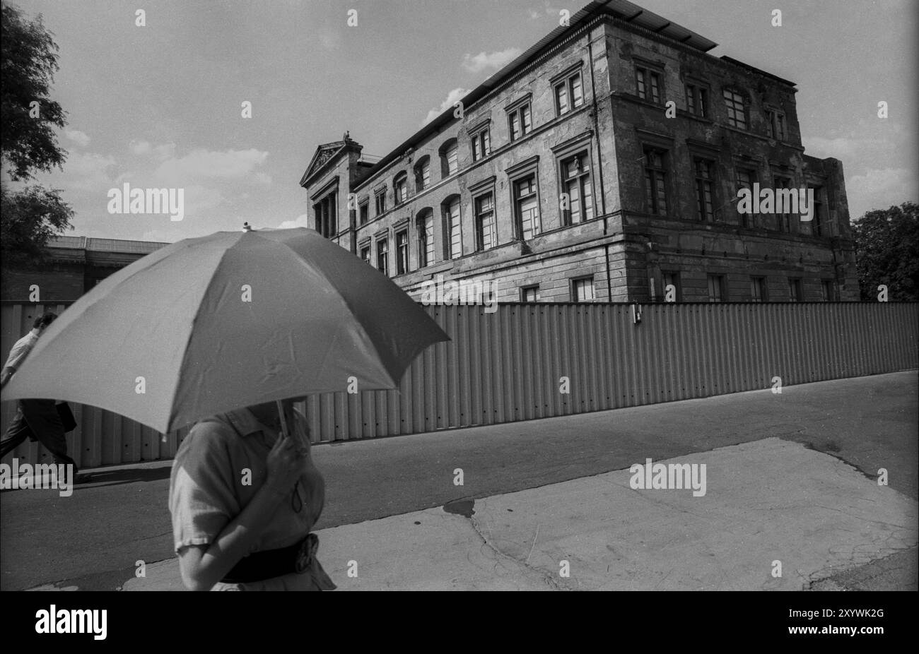 Germania, Berlino, 08.07.1991, ombrello di fronte alle rovine del Neues Museum, Europa Foto Stock