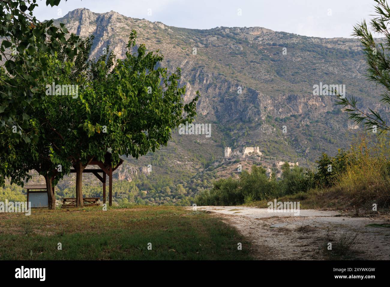 Paesaggio con le aree picnic dell'area ricreativa del fiume Serpis nella città di Lorcha, Spagna Foto Stock